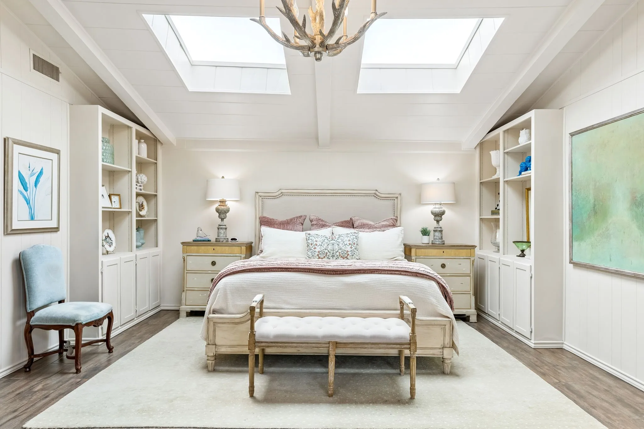 Master bedroom with room for king bed, 2 night stands and stunning built in bookcases.
\