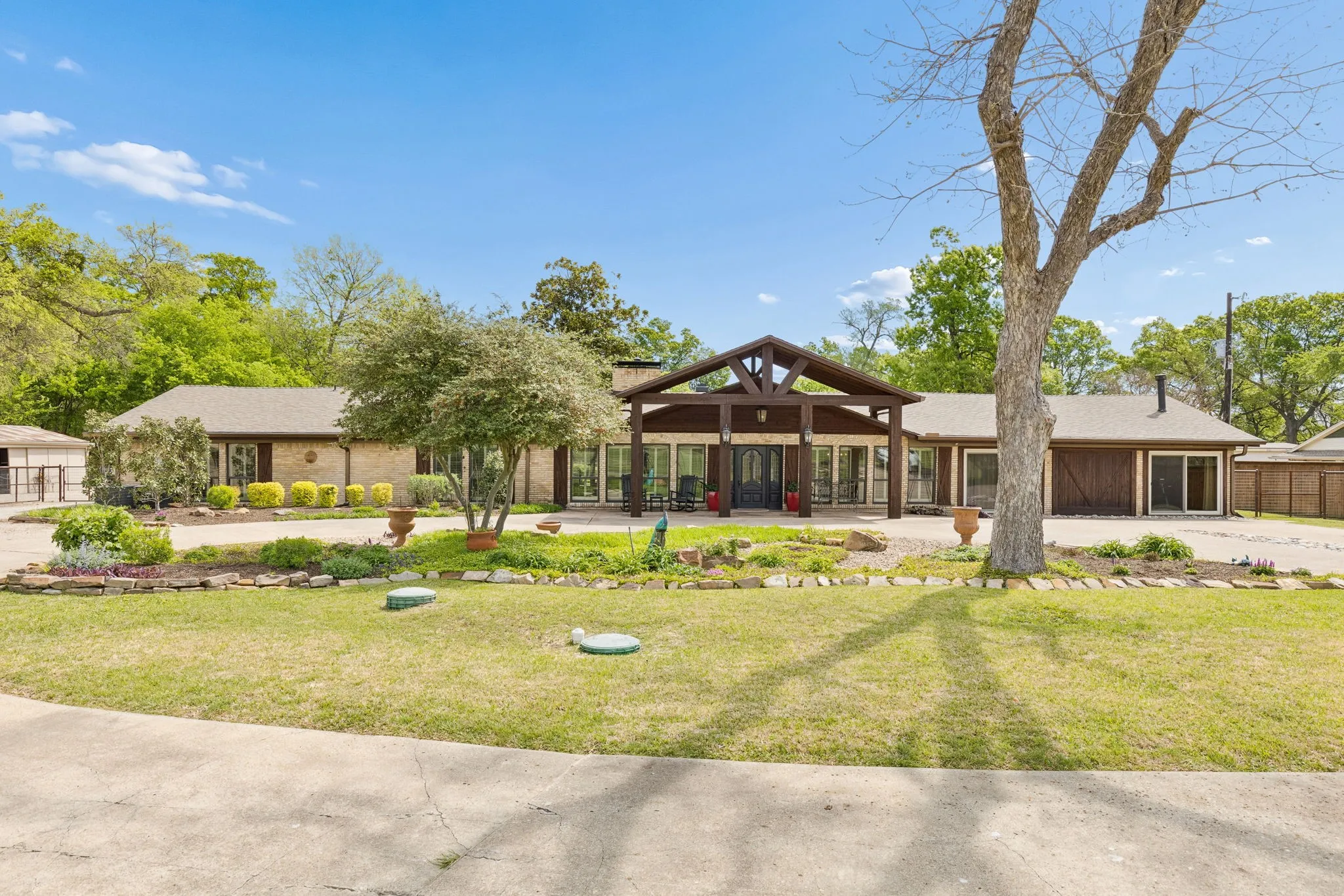 Single Family Residence For Sale in Collin County , 4206 Sycamore Lane, Parker, Texas 75002, 4 Bedroom, 4 Bathroom, 4 Garage spaces, 5,446 Sqft, built in 1975, Preowned, mls#21214535, Real Estate Agent in Parker, Homes For Sale in Collin county, Homes For Sale in Parker, Realtor in Parker Texas, Real Estate Brokerage Independent Realty Texas, Luminita Cordes Realtor