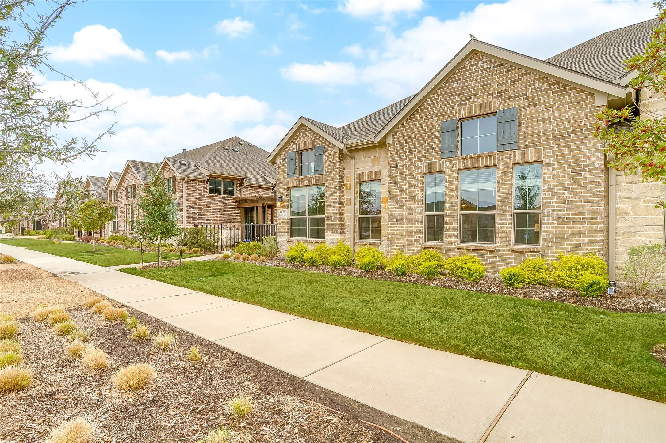 Single Family Residence For Sale in Denton County , 1020 Foxglove Lane, Prosper, Texas 75078, 2 Bedrooms, 2 Bathrooms, 2 Garage spaces, 1,370 Sqft, built in 2019, Preowned, Price $399,500, mls#21200901, Real Estate Agent in Prosper, Homes For Sale in Denton county, Homes For Sale in Prosper, Realtor in Prosper Texas, Real Estate Brokerage Independent Realty Texas, Luminita Cordes Realtor