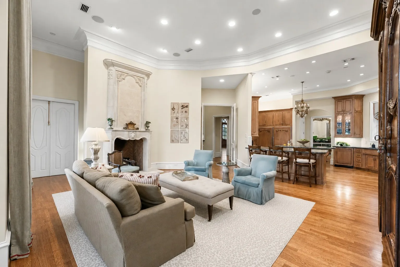 Single Family Residence For Sale in Tarrant County , 3004 W Shadow Drive, Arlington, Texas 76006, 5 Bedroom, 7 Bathroom, 5 Garage spaces, 9,026 Sqft, built in 1998, Preowned, mls#21147088, Real Estate Agent in Arlington, Homes For Sale in Tarrant county, Homes For Sale in Arlington, Realtor in Arlington Texas, Real Estate Brokerage Independent Realty Texas, Luminita Cordes Realtor