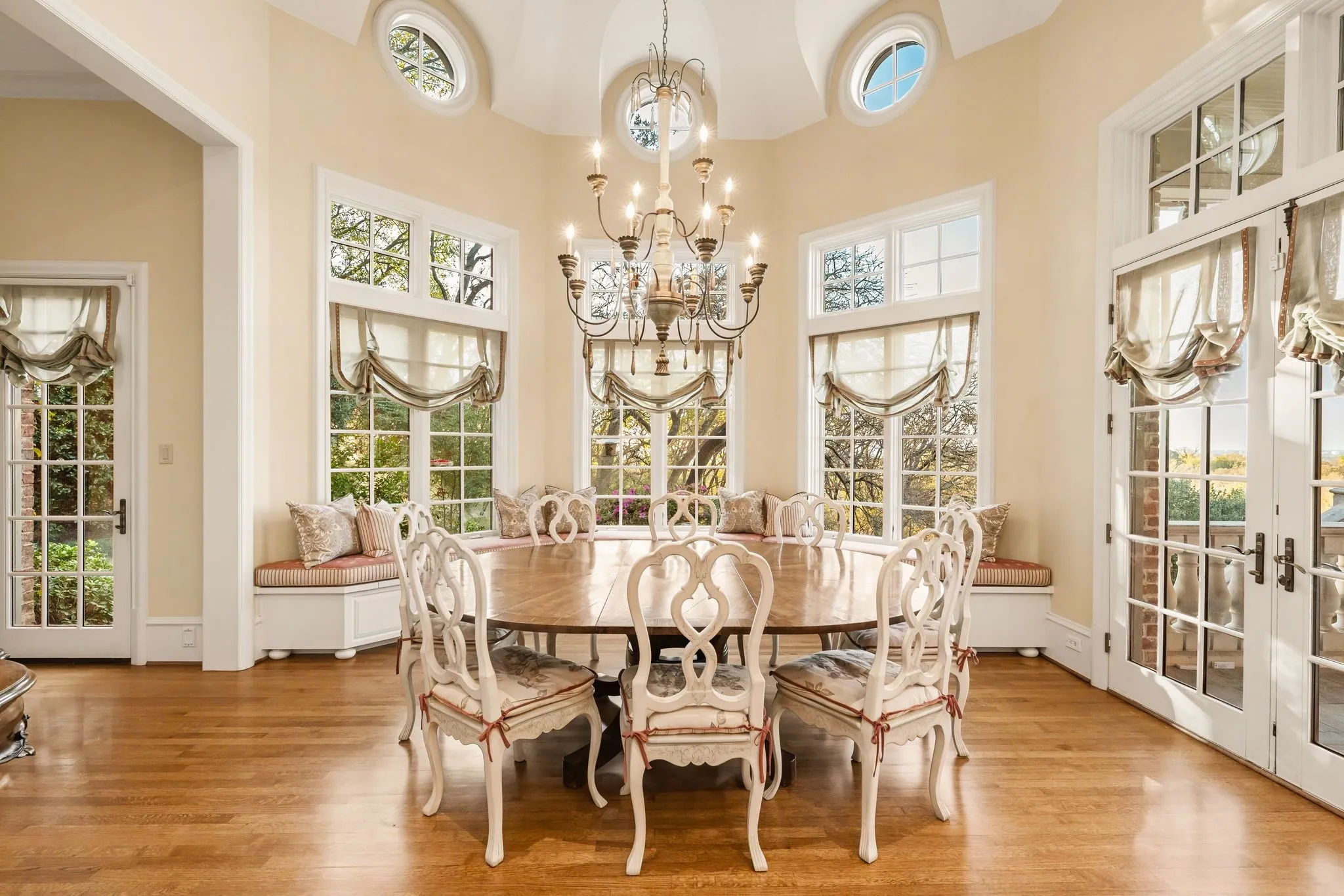 Single Family Residence For Sale in Tarrant County , 3004 W Shadow Drive, Arlington, Texas 76006, 5 Bedroom, 7 Bathroom, 5 Garage spaces, 9,026 Sqft, built in 1998, Preowned, mls#21147088, Real Estate Agent in Arlington, Homes For Sale in Tarrant county, Homes For Sale in Arlington, Realtor in Arlington Texas, Real Estate Brokerage Independent Realty Texas, Luminita Cordes Realtor
