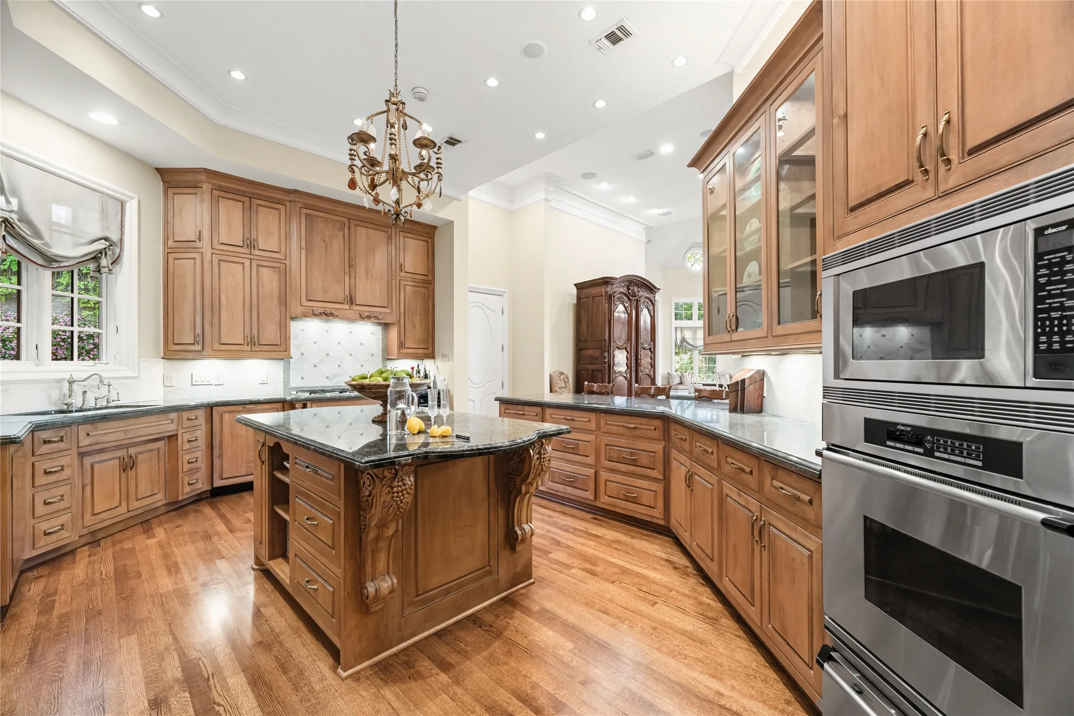 Single Family Residence For Sale in Tarrant County , 3004 W Shadow Drive, Arlington, Texas 76006, 5 Bedroom, 7 Bathroom, 5 Garage spaces, 9,026 Sqft, built in 1998, Preowned, mls#21147088, Real Estate Agent in Arlington, Homes For Sale in Tarrant county, Homes For Sale in Arlington, Realtor in Arlington Texas, Real Estate Brokerage Independent Realty Texas, Luminita Cordes Realtor
