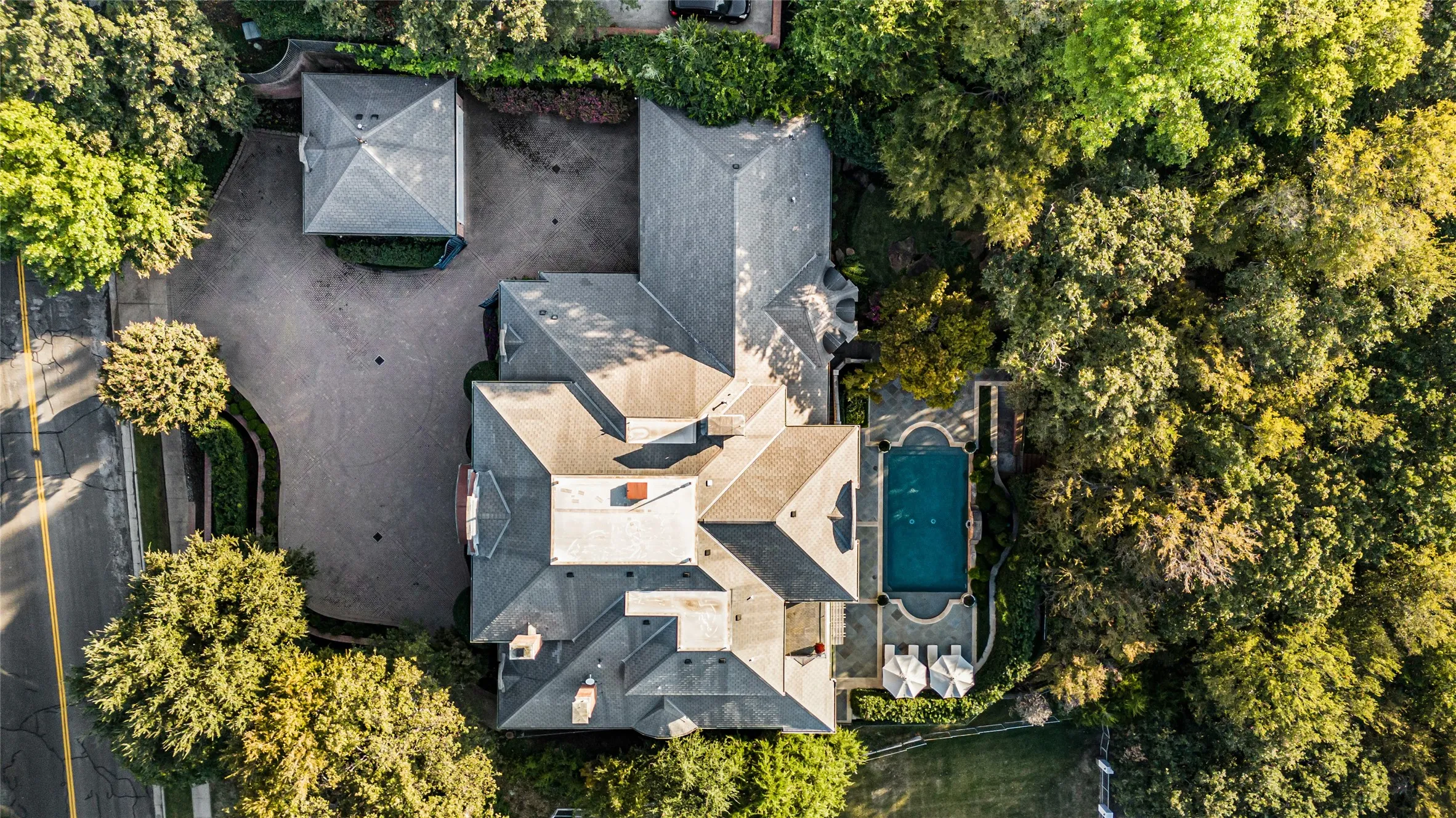 Single Family Residence For Sale in Tarrant County , 3004 W Shadow Drive, Arlington, Texas 76006, 5 Bedroom, 7 Bathroom, 5 Garage spaces, 9,026 Sqft, built in 1998, Preowned, mls#21147088, Real Estate Agent in Arlington, Homes For Sale in Tarrant county, Homes For Sale in Arlington, Realtor in Arlington Texas, Real Estate Brokerage Independent Realty Texas, Luminita Cordes Realtor