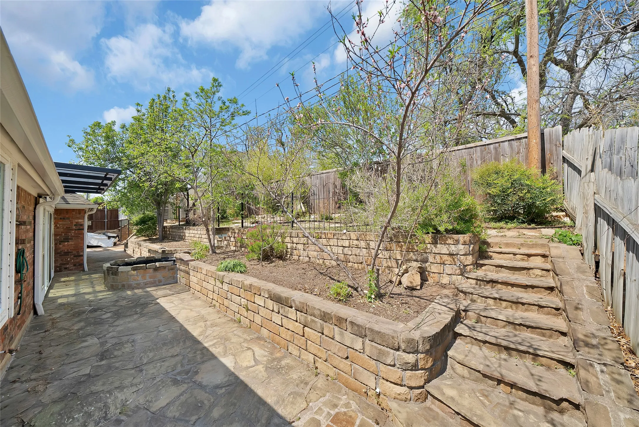 Single Family Residence For Sale in Tarrant County , 2930 Woodland Hills Drive, Grapevine, Texas 76051, 3 Bedrooms, 2 Bathrooms, 2 Garage spaces, 2,062 Sqft, built in 1989, Preowned, Price $480,000, mls#21217996, Real Estate Agent in Grapevine, Homes For Sale in Tarrant county, Homes For Sale in Grapevine, Realtor in Grapevine Texas, Real Estate Brokerage Independent Realty Texas, Luminita Cordes Realtor