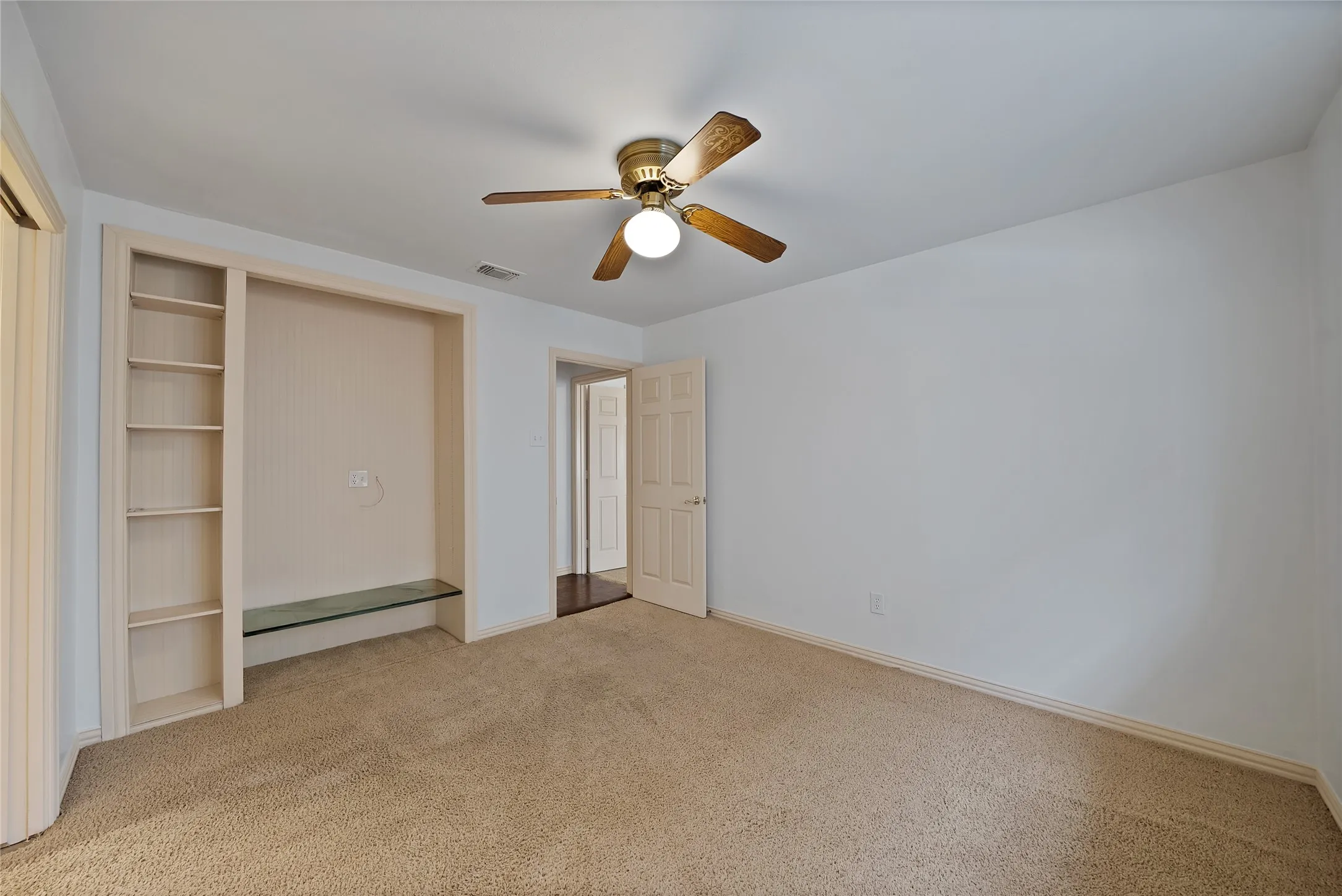 Single Family Residence For Sale in Tarrant County , 2930 Woodland Hills Drive, Grapevine, Texas 76051, 3 Bedrooms, 2 Bathrooms, 2 Garage spaces, 2,062 Sqft, built in 1989, Preowned, Price $480,000, mls#21217996, Real Estate Agent in Grapevine, Homes For Sale in Tarrant county, Homes For Sale in Grapevine, Realtor in Grapevine Texas, Real Estate Brokerage Independent Realty Texas, Luminita Cordes Realtor