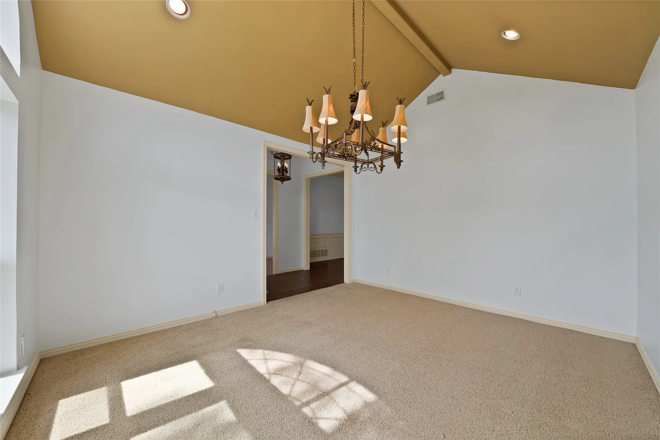 Single Family Residence For Sale in Tarrant County , 2930 Woodland Hills Drive, Grapevine, Texas 76051, 3 Bedrooms, 2 Bathrooms, 2 Garage spaces, 2,062 Sqft, built in 1989, Preowned, Price $480,000, mls#21217996, Real Estate Agent in Grapevine, Homes For Sale in Tarrant county, Homes For Sale in Grapevine, Realtor in Grapevine Texas, Real Estate Brokerage Independent Realty Texas, Luminita Cordes Realtor
