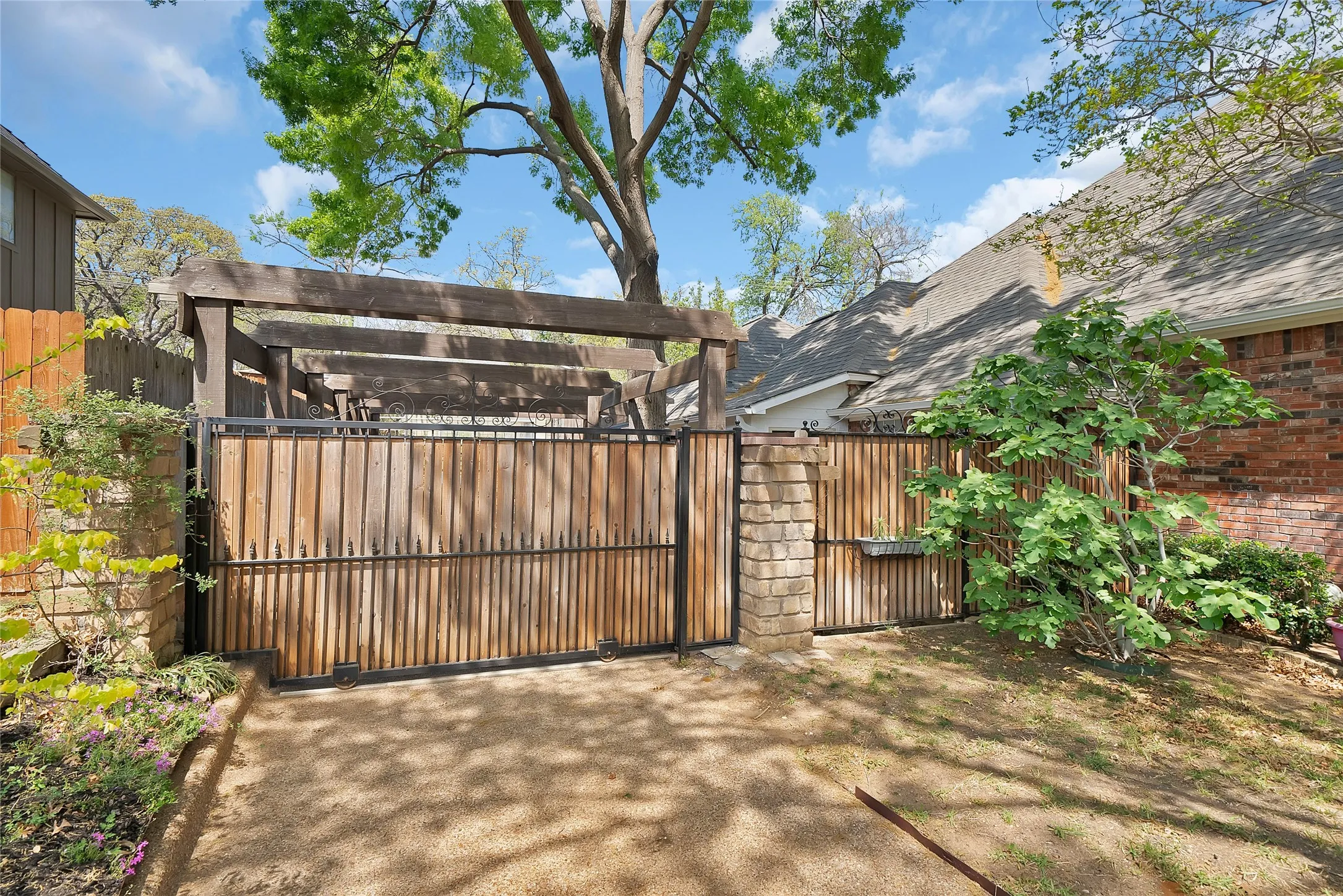 Single Family Residence For Sale in Tarrant County , 2930 Woodland Hills Drive, Grapevine, Texas 76051, 3 Bedrooms, 2 Bathrooms, 2 Garage spaces, 2,062 Sqft, built in 1989, Preowned, Price $480,000, mls#21217996, Real Estate Agent in Grapevine, Homes For Sale in Tarrant county, Homes For Sale in Grapevine, Realtor in Grapevine Texas, Real Estate Brokerage Independent Realty Texas, Luminita Cordes Realtor