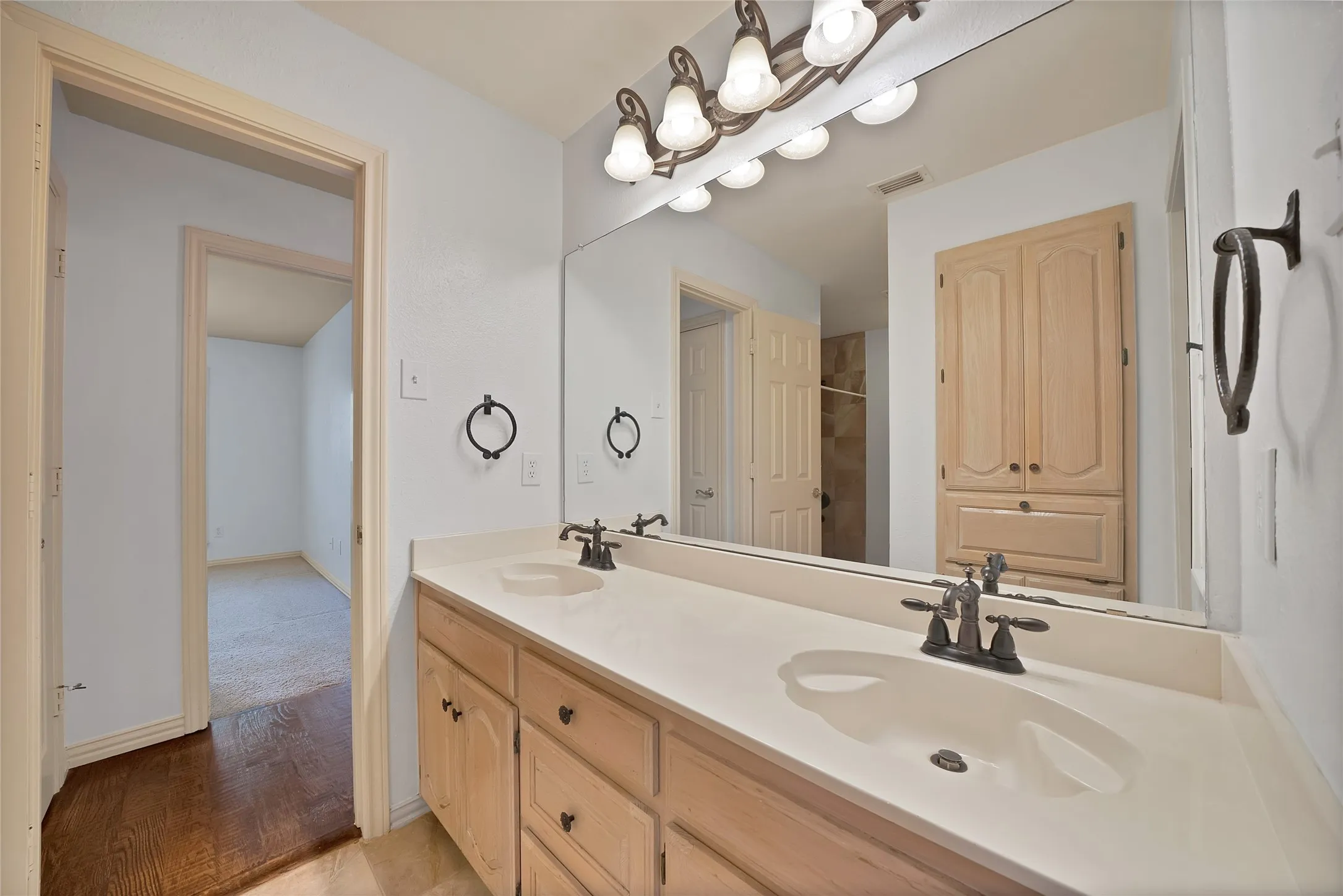 Single Family Residence For Sale in Tarrant County , 2930 Woodland Hills Drive, Grapevine, Texas 76051, 3 Bedrooms, 2 Bathrooms, 2 Garage spaces, 2,062 Sqft, built in 1989, Preowned, Price $480,000, mls#21217996, Real Estate Agent in Grapevine, Homes For Sale in Tarrant county, Homes For Sale in Grapevine, Realtor in Grapevine Texas, Real Estate Brokerage Independent Realty Texas, Luminita Cordes Realtor