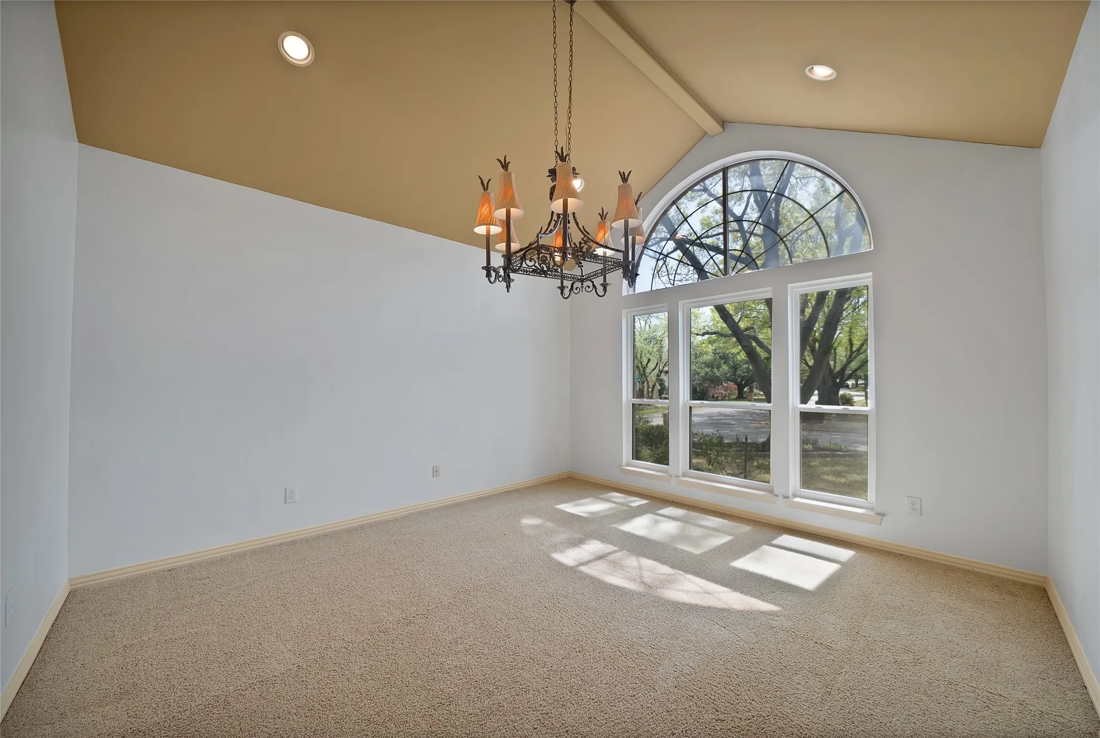 Single Family Residence For Sale in Tarrant County , 2930 Woodland Hills Drive, Grapevine, Texas 76051, 3 Bedrooms, 2 Bathrooms, 2 Garage spaces, 2,062 Sqft, built in 1989, Preowned, Price $480,000, mls#21217996, Real Estate Agent in Grapevine, Homes For Sale in Tarrant county, Homes For Sale in Grapevine, Realtor in Grapevine Texas, Real Estate Brokerage Independent Realty Texas, Luminita Cordes Realtor