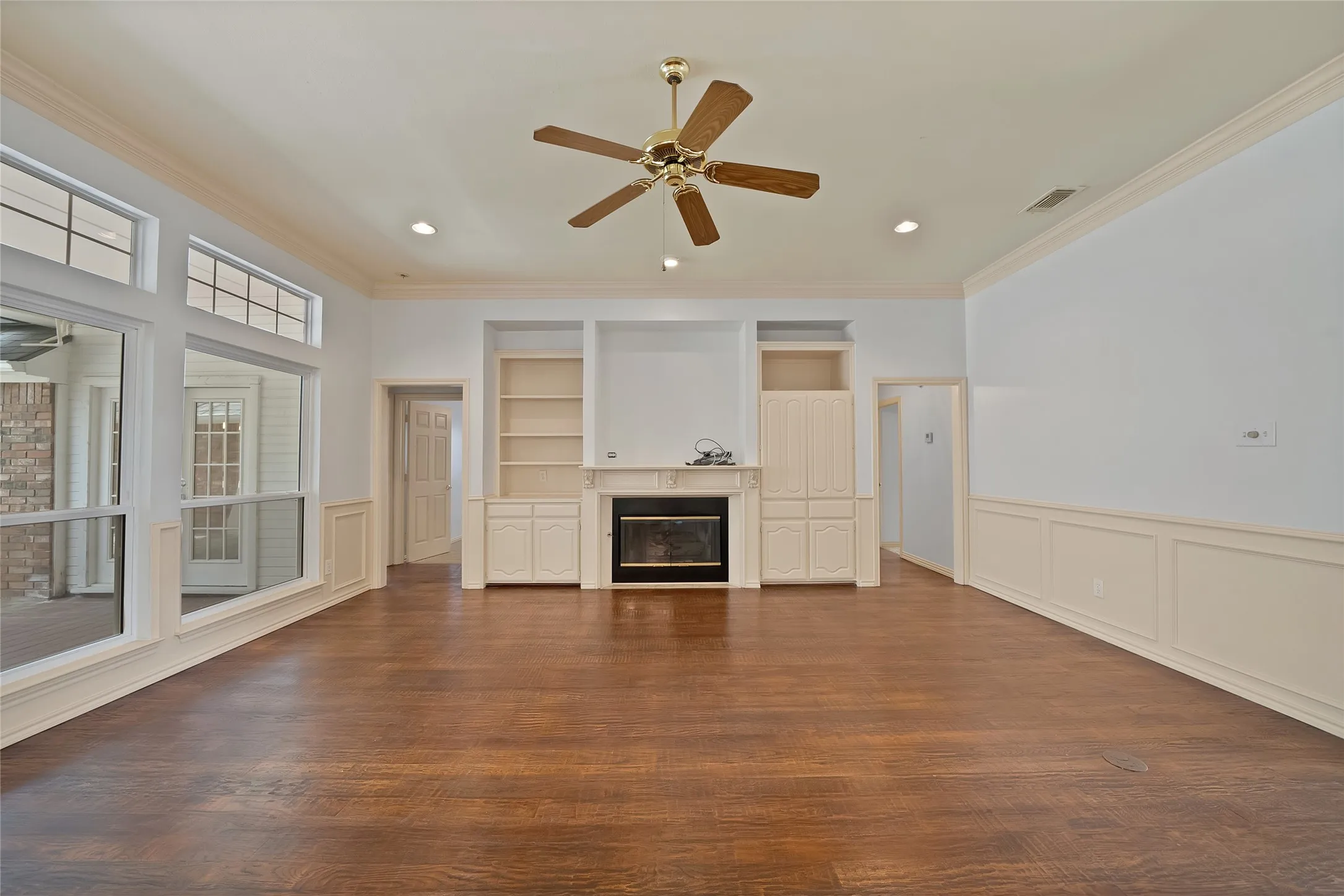 Single Family Residence For Sale in Tarrant County , 2930 Woodland Hills Drive, Grapevine, Texas 76051, 3 Bedrooms, 2 Bathrooms, 2 Garage spaces, 2,062 Sqft, built in 1989, Preowned, Price $480,000, mls#21217996, Real Estate Agent in Grapevine, Homes For Sale in Tarrant county, Homes For Sale in Grapevine, Realtor in Grapevine Texas, Real Estate Brokerage Independent Realty Texas, Luminita Cordes Realtor