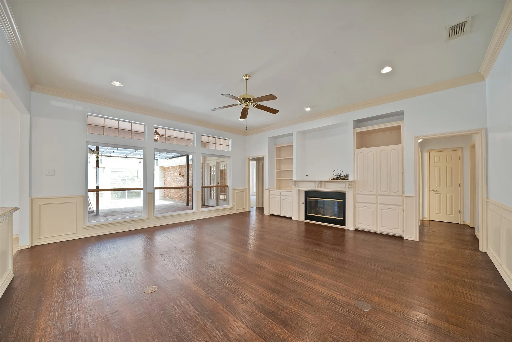 Single Family Residence For Sale in Tarrant County , 2930 Woodland Hills Drive, Grapevine, Texas 76051, 3 Bedrooms, 2 Bathrooms, 2 Garage spaces, 2,062 Sqft, built in 1989, Preowned, Price $480,000, mls#21217996, Real Estate Agent in Grapevine, Homes For Sale in Tarrant county, Homes For Sale in Grapevine, Realtor in Grapevine Texas, Real Estate Brokerage Independent Realty Texas, Luminita Cordes Realtor