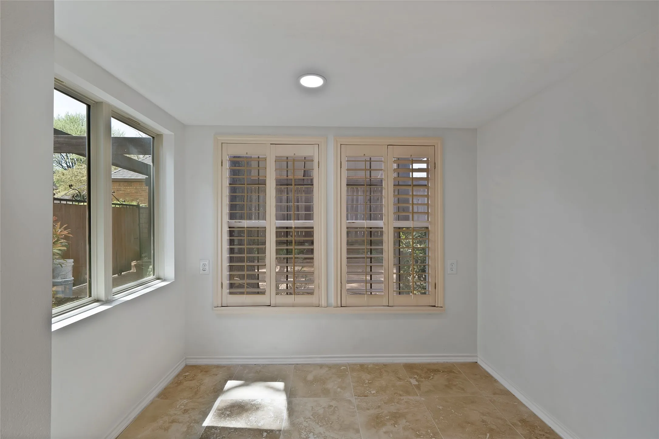 Single Family Residence For Sale in Tarrant County , 2930 Woodland Hills Drive, Grapevine, Texas 76051, 3 Bedrooms, 2 Bathrooms, 2 Garage spaces, 2,062 Sqft, built in 1989, Preowned, Price $480,000, mls#21217996, Real Estate Agent in Grapevine, Homes For Sale in Tarrant county, Homes For Sale in Grapevine, Realtor in Grapevine Texas, Real Estate Brokerage Independent Realty Texas, Luminita Cordes Realtor