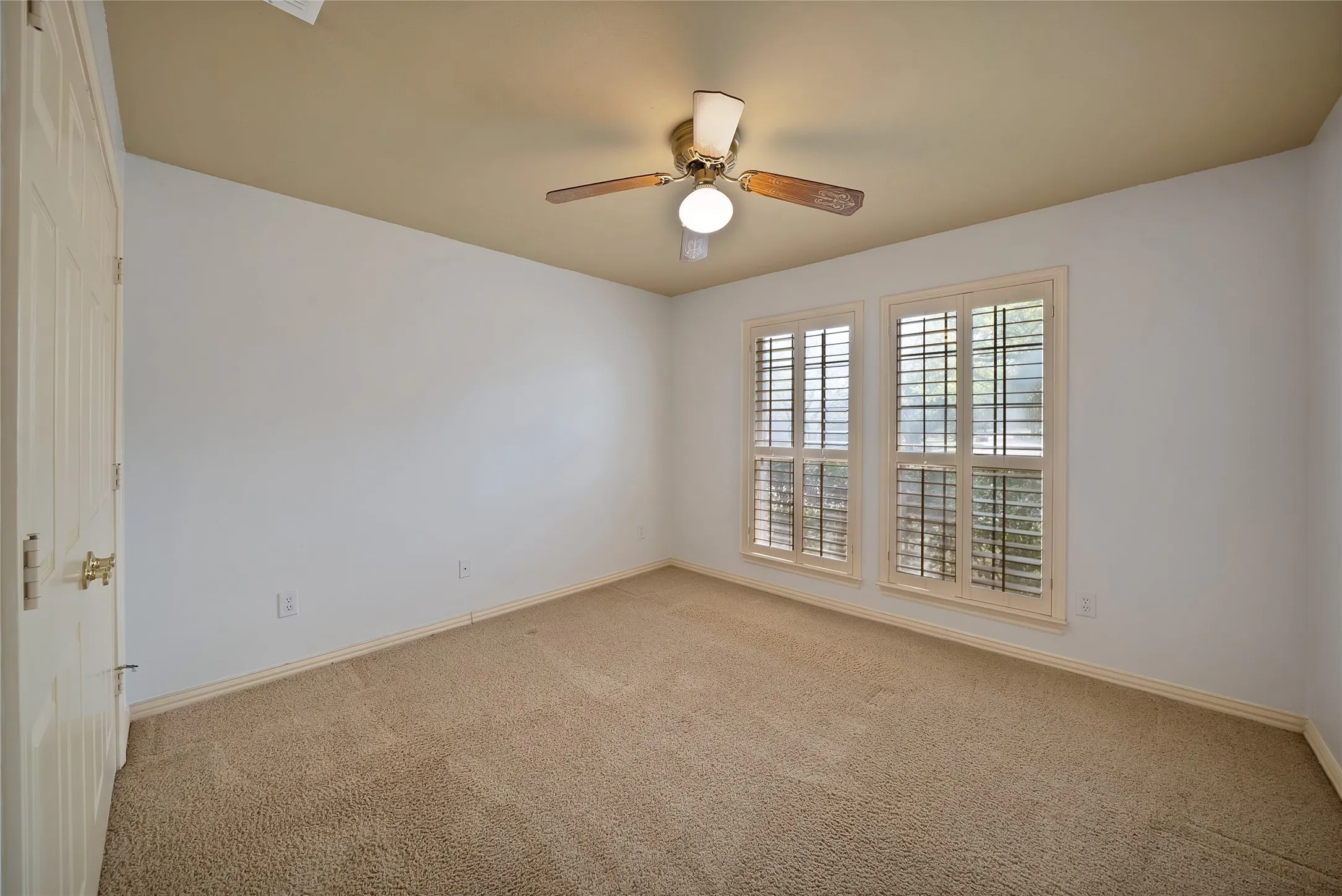 Single Family Residence For Sale in Tarrant County , 2930 Woodland Hills Drive, Grapevine, Texas 76051, 3 Bedrooms, 2 Bathrooms, 2 Garage spaces, 2,062 Sqft, built in 1989, Preowned, Price $480,000, mls#21217996, Real Estate Agent in Grapevine, Homes For Sale in Tarrant county, Homes For Sale in Grapevine, Realtor in Grapevine Texas, Real Estate Brokerage Independent Realty Texas, Luminita Cordes Realtor