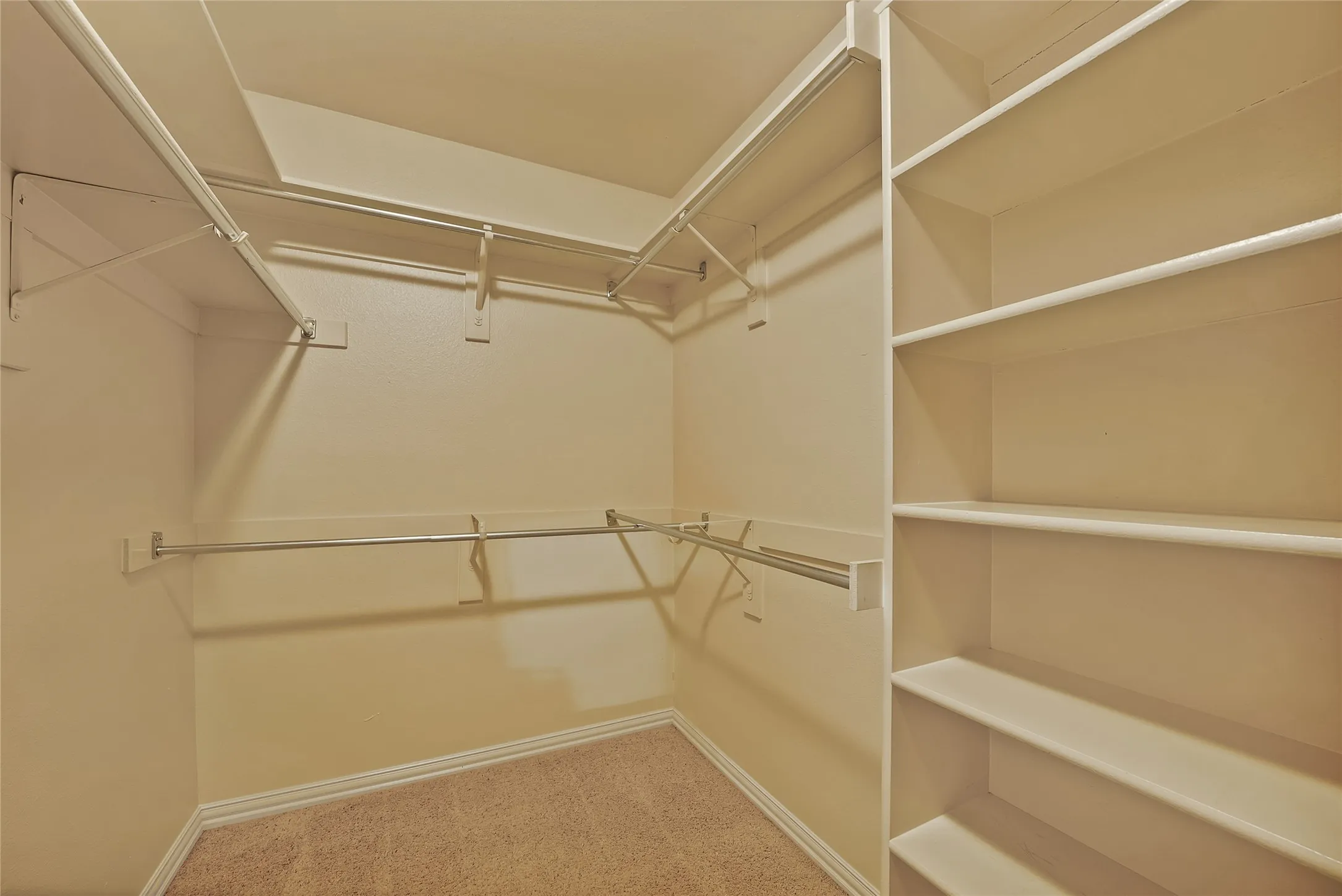 Single Family Residence For Sale in Tarrant County , 2930 Woodland Hills Drive, Grapevine, Texas 76051, 3 Bedrooms, 2 Bathrooms, 2 Garage spaces, 2,062 Sqft, built in 1989, Preowned, Price $480,000, mls#21217996, Real Estate Agent in Grapevine, Homes For Sale in Tarrant county, Homes For Sale in Grapevine, Realtor in Grapevine Texas, Real Estate Brokerage Independent Realty Texas, Luminita Cordes Realtor
