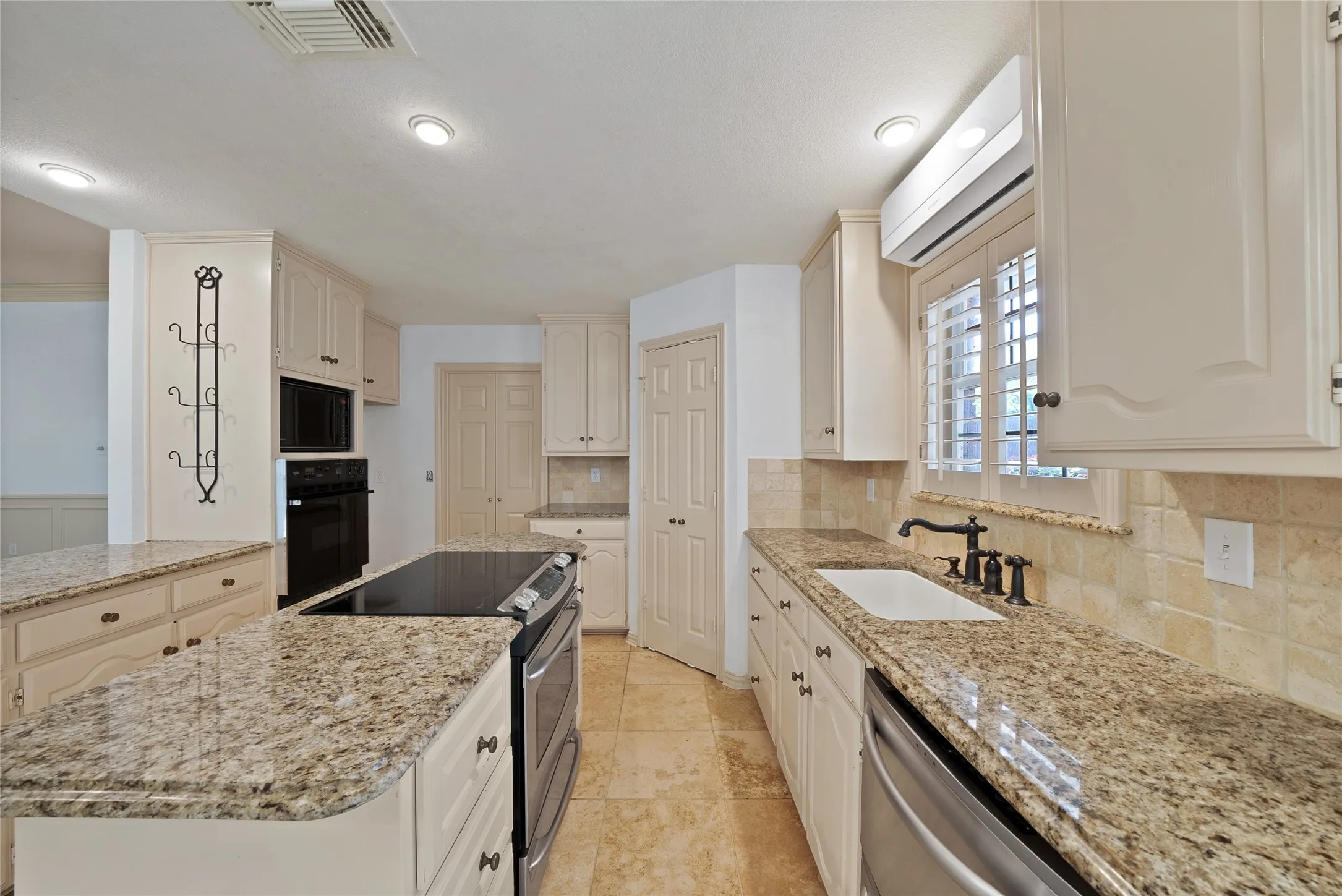 Single Family Residence For Sale in Tarrant County , 2930 Woodland Hills Drive, Grapevine, Texas 76051, 3 Bedrooms, 2 Bathrooms, 2 Garage spaces, 2,062 Sqft, built in 1989, Preowned, Price $480,000, mls#21217996, Real Estate Agent in Grapevine, Homes For Sale in Tarrant county, Homes For Sale in Grapevine, Realtor in Grapevine Texas, Real Estate Brokerage Independent Realty Texas, Luminita Cordes Realtor