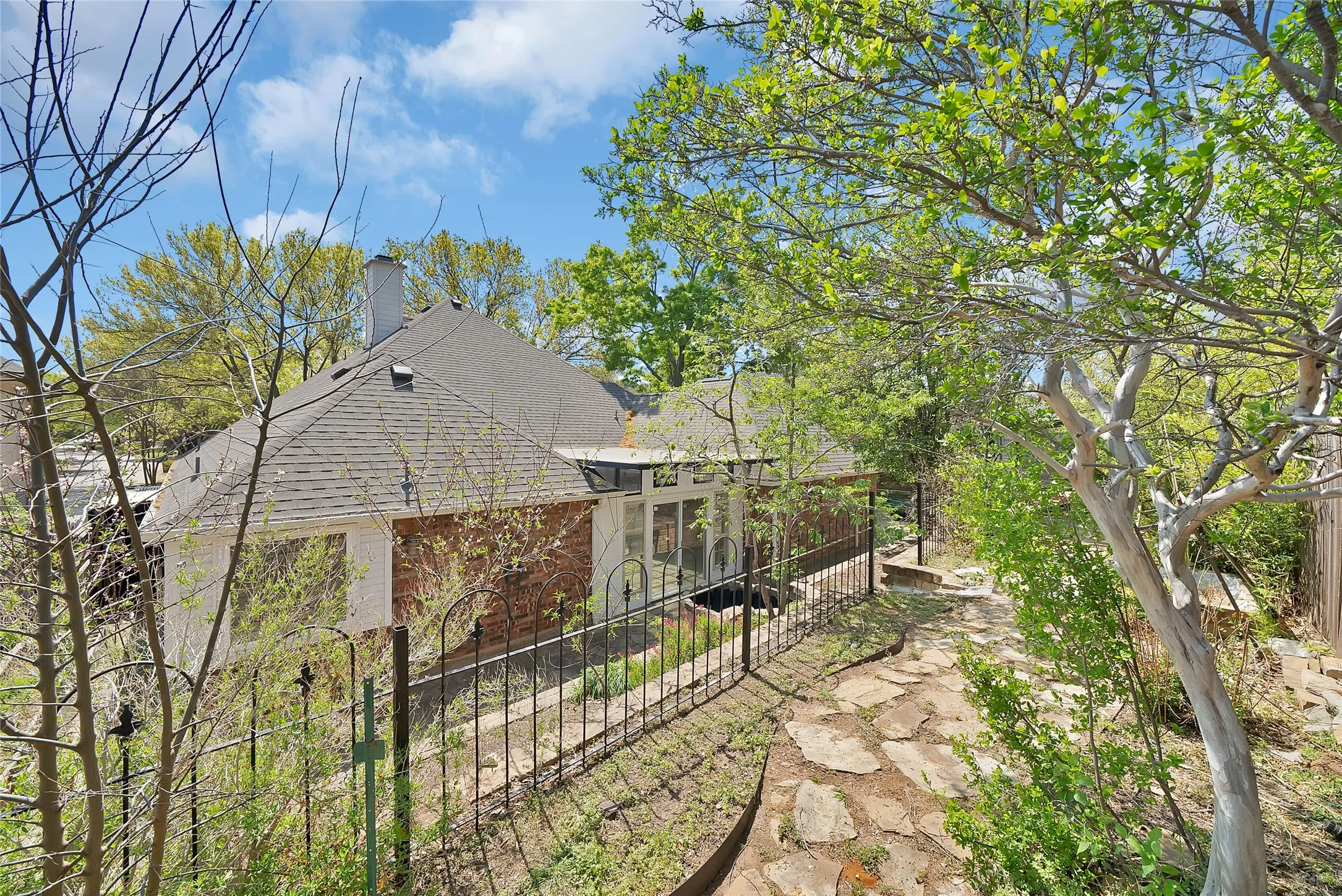 Single Family Residence For Sale in Tarrant County , 2930 Woodland Hills Drive, Grapevine, Texas 76051, 3 Bedrooms, 2 Bathrooms, 2 Garage spaces, 2,062 Sqft, built in 1989, Preowned, Price $480,000, mls#21217996, Real Estate Agent in Grapevine, Homes For Sale in Tarrant county, Homes For Sale in Grapevine, Realtor in Grapevine Texas, Real Estate Brokerage Independent Realty Texas, Luminita Cordes Realtor