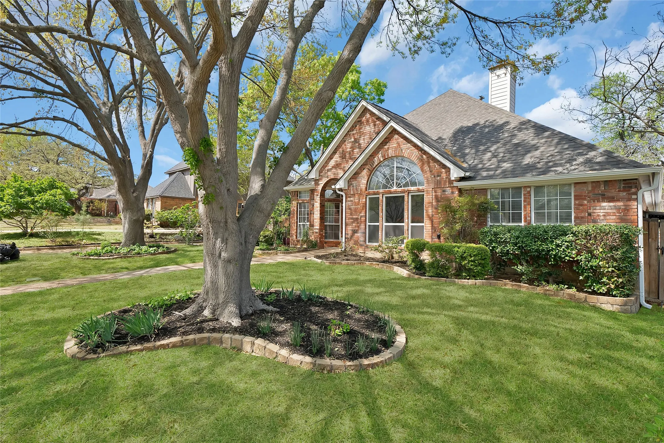 Single Family Residence For Sale in Tarrant County , 2930 Woodland Hills Drive, Grapevine, Texas 76051, 3 Bedrooms, 2 Bathrooms, 2 Garage spaces, 2,062 Sqft, built in 1989, Preowned, Price $480,000, mls#21217996, Real Estate Agent in Grapevine, Homes For Sale in Tarrant county, Homes For Sale in Grapevine, Realtor in Grapevine Texas, Real Estate Brokerage Independent Realty Texas, Luminita Cordes Realtor