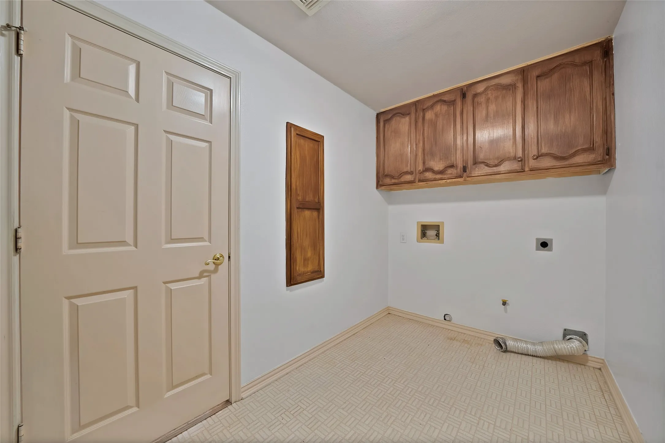 Single Family Residence For Sale in Tarrant County , 2930 Woodland Hills Drive, Grapevine, Texas 76051, 3 Bedrooms, 2 Bathrooms, 2 Garage spaces, 2,062 Sqft, built in 1989, Preowned, Price $480,000, mls#21217996, Real Estate Agent in Grapevine, Homes For Sale in Tarrant county, Homes For Sale in Grapevine, Realtor in Grapevine Texas, Real Estate Brokerage Independent Realty Texas, Luminita Cordes Realtor
