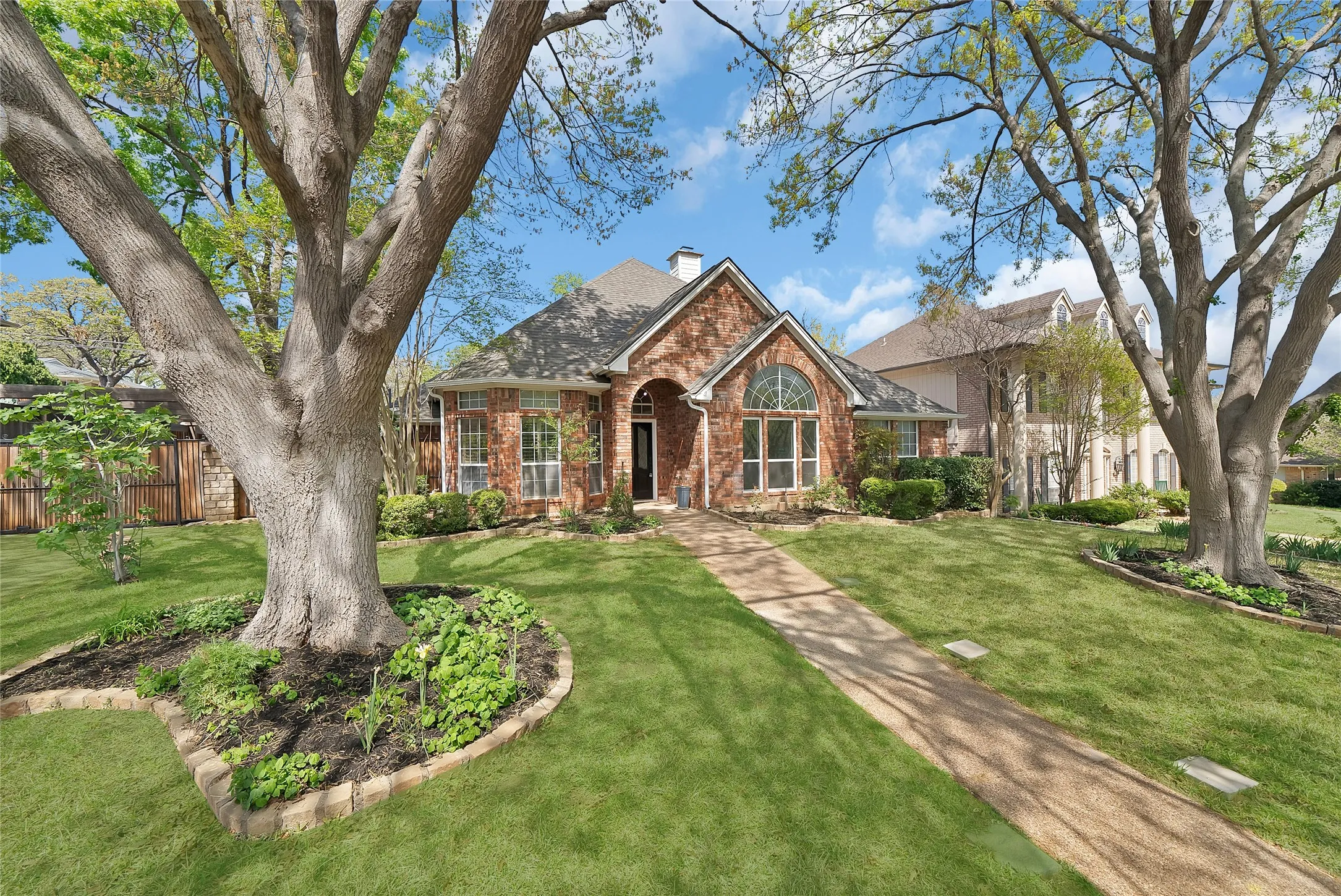 Single Family Residence For Sale in Tarrant County , 2930 Woodland Hills Drive, Grapevine, Texas 76051, 3 Bedrooms, 2 Bathrooms, 2 Garage spaces, 2,062 Sqft, built in 1989, Preowned, Price $480,000, mls#21217996, Real Estate Agent in Grapevine, Homes For Sale in Tarrant county, Homes For Sale in Grapevine, Realtor in Grapevine Texas, Real Estate Brokerage Independent Realty Texas, Luminita Cordes Realtor