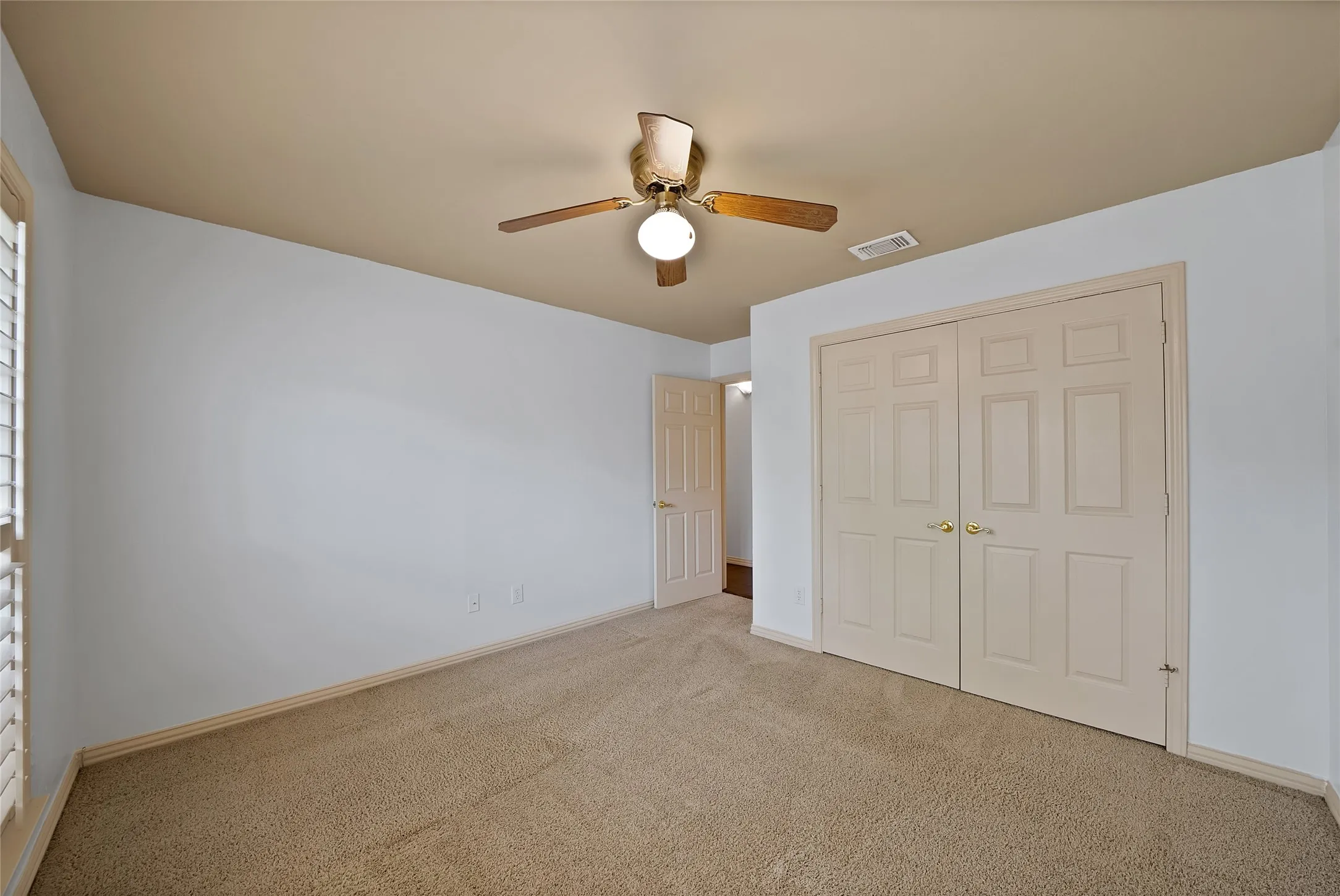 Single Family Residence For Sale in Tarrant County , 2930 Woodland Hills Drive, Grapevine, Texas 76051, 3 Bedrooms, 2 Bathrooms, 2 Garage spaces, 2,062 Sqft, built in 1989, Preowned, Price $480,000, mls#21217996, Real Estate Agent in Grapevine, Homes For Sale in Tarrant county, Homes For Sale in Grapevine, Realtor in Grapevine Texas, Real Estate Brokerage Independent Realty Texas, Luminita Cordes Realtor