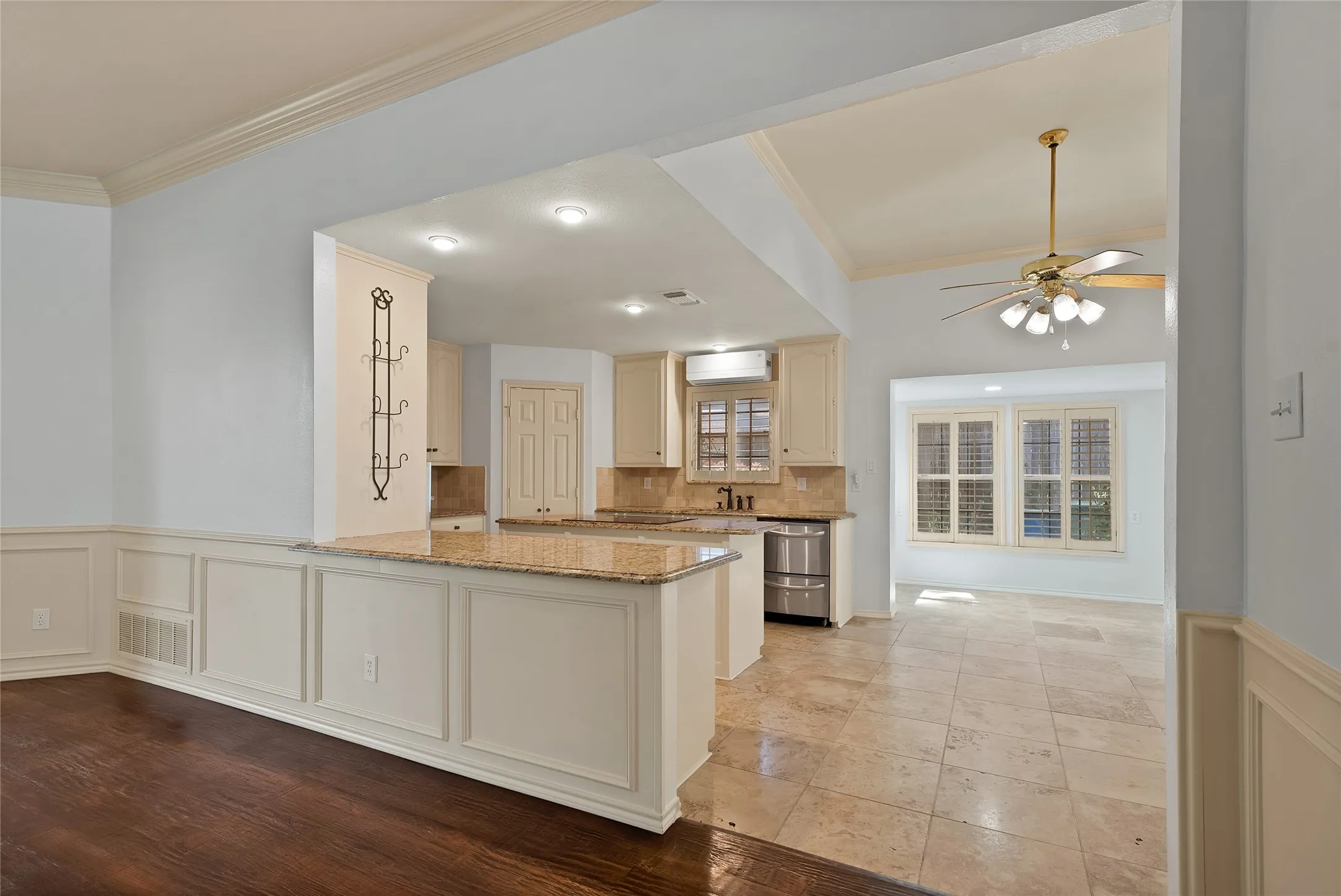 Single Family Residence For Sale in Tarrant County , 2930 Woodland Hills Drive, Grapevine, Texas 76051, 3 Bedrooms, 2 Bathrooms, 2 Garage spaces, 2,062 Sqft, built in 1989, Preowned, Price $480,000, mls#21217996, Real Estate Agent in Grapevine, Homes For Sale in Tarrant county, Homes For Sale in Grapevine, Realtor in Grapevine Texas, Real Estate Brokerage Independent Realty Texas, Luminita Cordes Realtor
