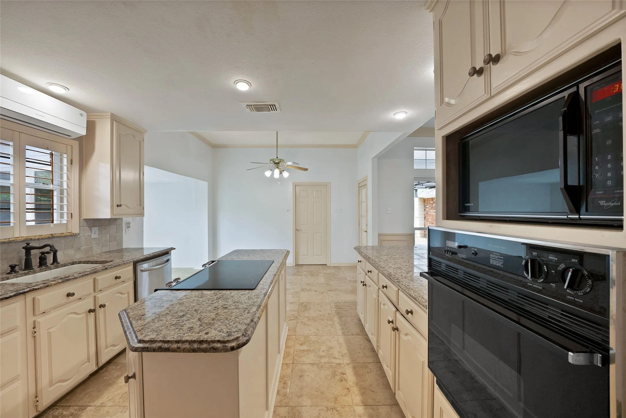 Single Family Residence For Sale in Tarrant County , 2930 Woodland Hills Drive, Grapevine, Texas 76051, 3 Bedrooms, 2 Bathrooms, 2 Garage spaces, 2,062 Sqft, built in 1989, Preowned, Price $480,000, mls#21217996, Real Estate Agent in Grapevine, Homes For Sale in Tarrant county, Homes For Sale in Grapevine, Realtor in Grapevine Texas, Real Estate Brokerage Independent Realty Texas, Luminita Cordes Realtor