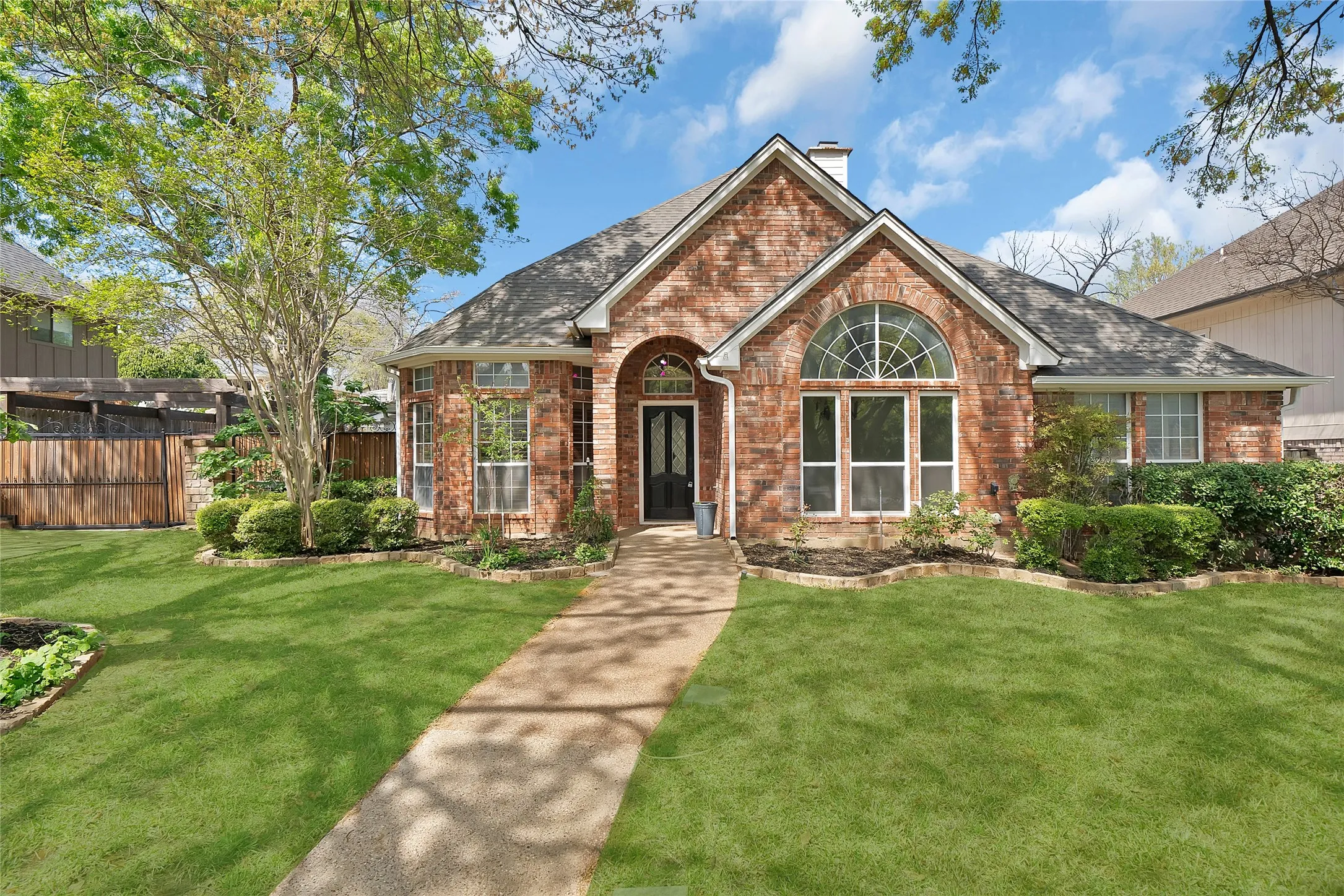 Single Family Residence For Sale in Tarrant County , 2930 Woodland Hills Drive, Grapevine, Texas 76051, 3 Bedrooms, 2 Bathrooms, 2 Garage spaces, 2,062 Sqft, built in 1989, Preowned, Price $480,000, mls#21217996, Real Estate Agent in Grapevine, Homes For Sale in Tarrant county, Homes For Sale in Grapevine, Realtor in Grapevine Texas, Real Estate Brokerage Independent Realty Texas, Luminita Cordes Realtor