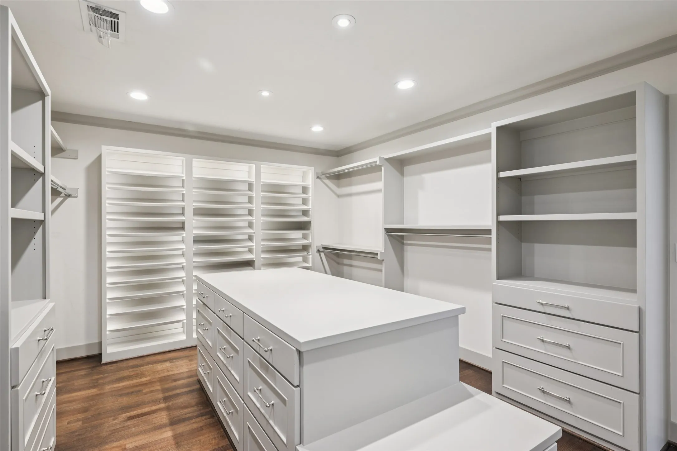 Single Family Residence For Sale in Dallas County , 5818 Gramercy Place, Dallas, Texas 75230, 4 Bedroom, 4 Bathroom, 2 Garage spaces, 3,906 Sqft, built in 1956, Preowned, mls#21213518, Real Estate Agent in Dallas, Homes For Sale in Dallas county, Homes For Sale in Dallas, Realtor in Dallas Texas, Real Estate Brokerage Independent Realty Texas, Luminita Cordes Realtor