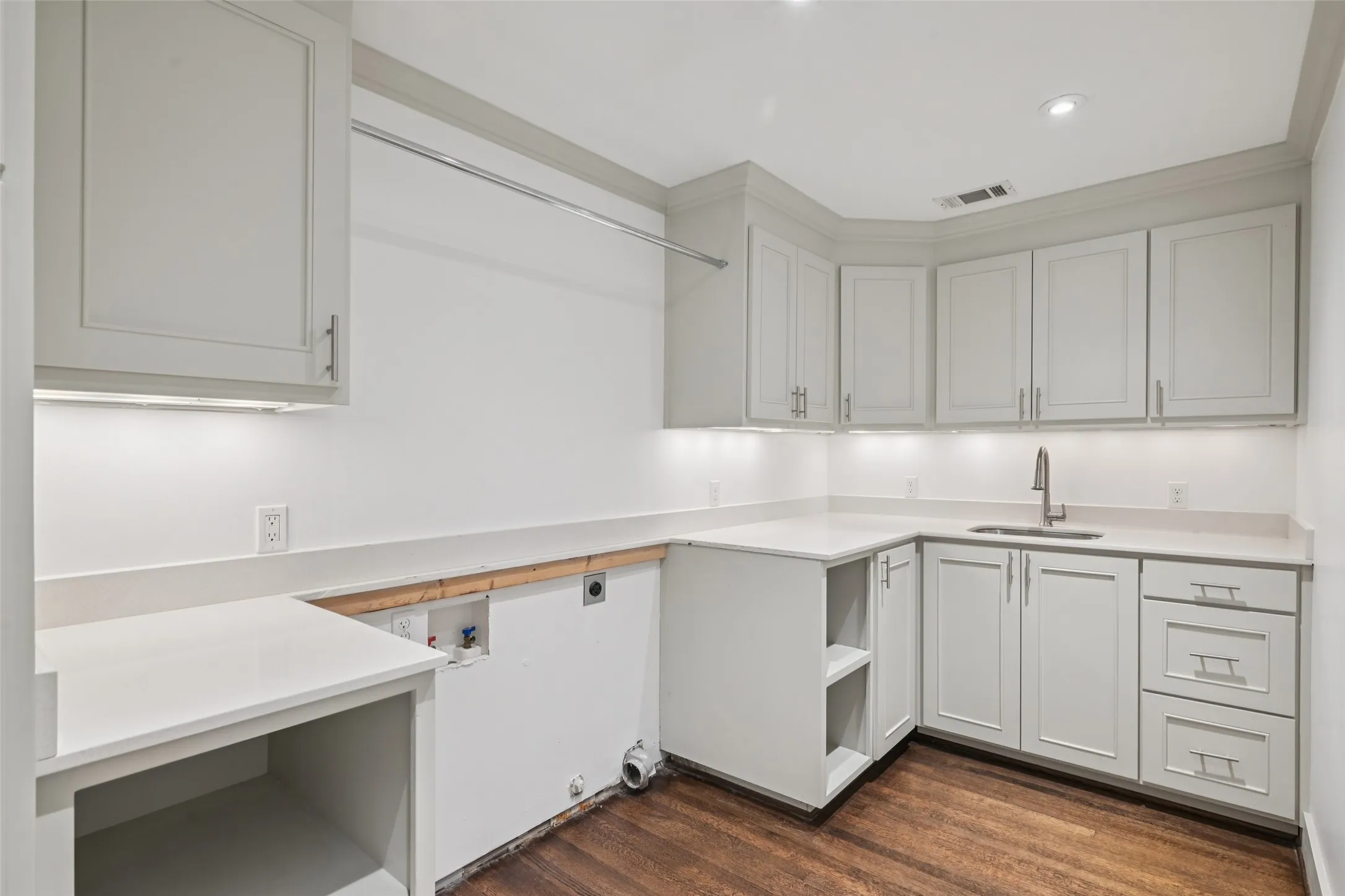 Single Family Residence For Sale in Dallas County , 5818 Gramercy Place, Dallas, Texas 75230, 4 Bedroom, 4 Bathroom, 2 Garage spaces, 3,906 Sqft, built in 1956, Preowned, mls#21213518, Real Estate Agent in Dallas, Homes For Sale in Dallas county, Homes For Sale in Dallas, Realtor in Dallas Texas, Real Estate Brokerage Independent Realty Texas, Luminita Cordes Realtor