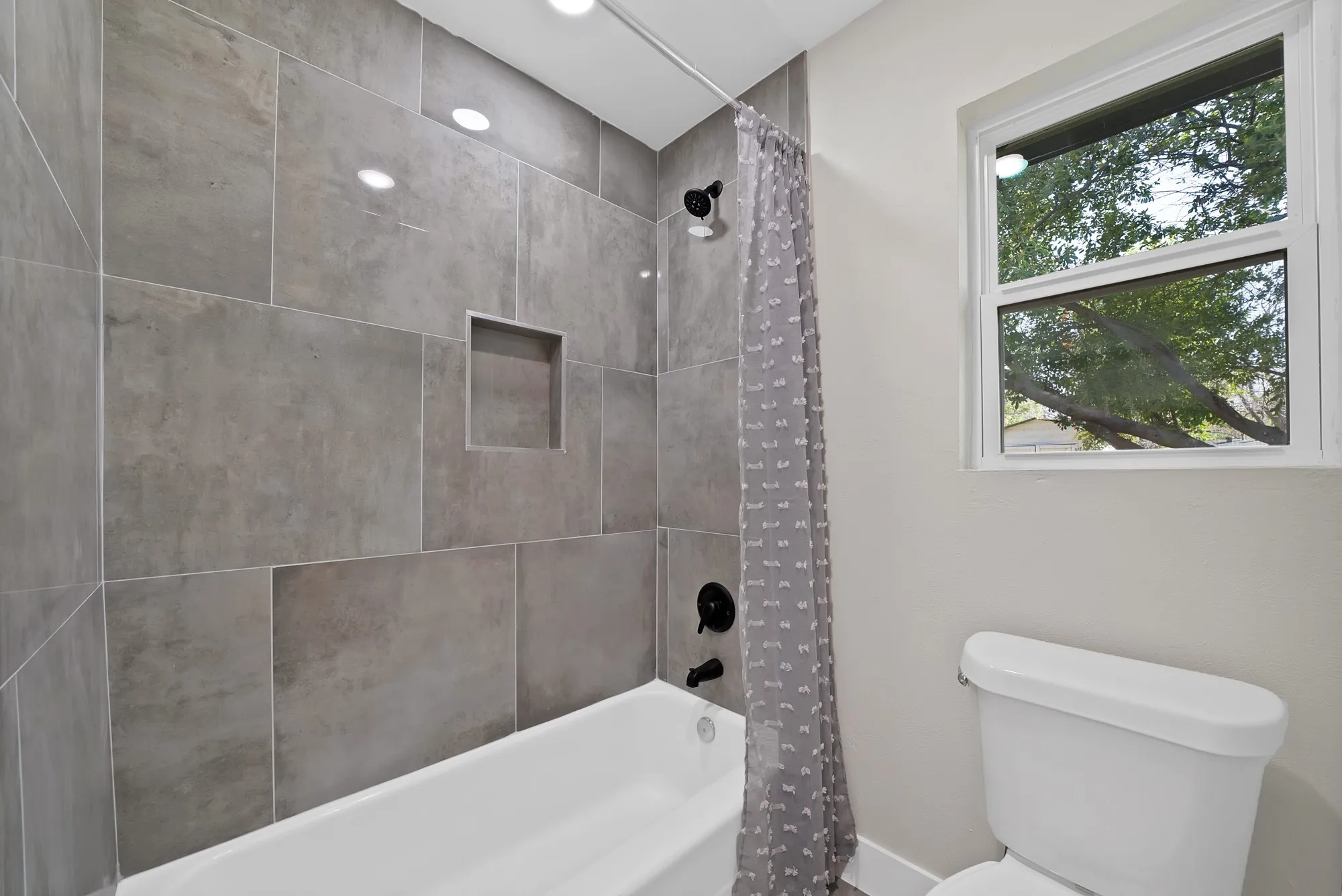 Full bath with toilet and shower / bathtub combination with curtain