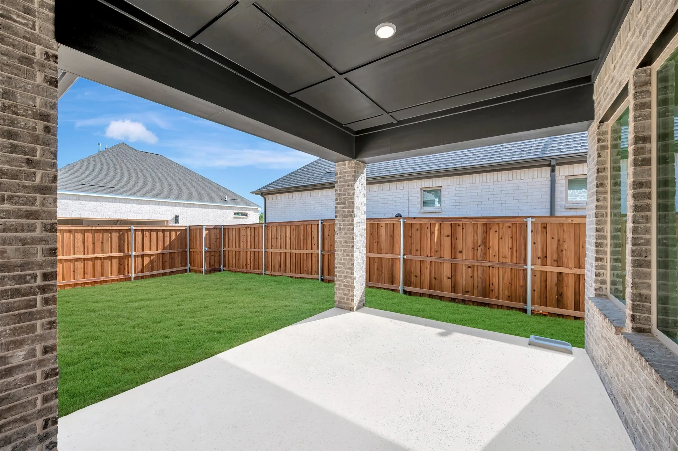 Covered patio featuring a concrete slab and recessed lighting