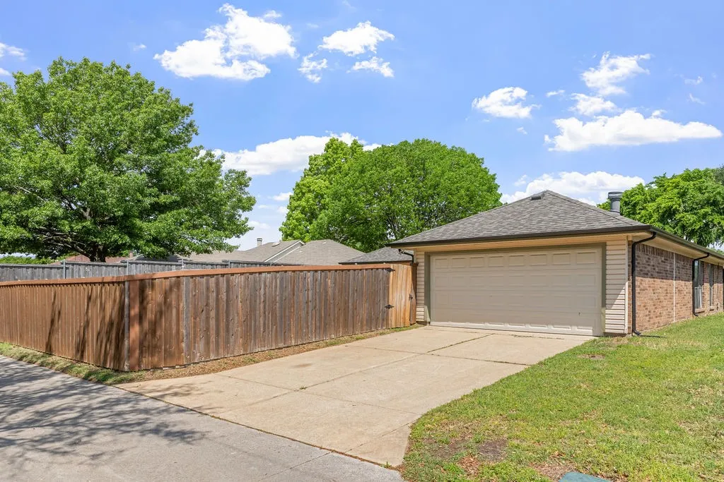 Single Family Residence For Sale in Collin County , 1304 Petunia Drive, Allen, Texas 75002, 3 Bedroom, 2 Bathroom, 2 Garage spaces, 1,794 Sqft, built in 1984, Price $359,900, mls#21219897, Real Estate Agent in Allen, Homes For Sale in Collin county, Homes For Sale in Allen, Realtor in Allen Texas, Real Estate Brokerage Independent Realty Texas, Luminita Cordes Realtor