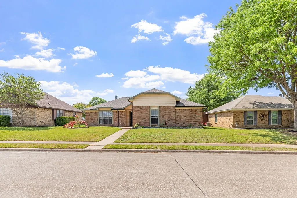 Single Family Residence For Sale in Collin County , 1304 Petunia Drive, Allen, Texas 75002, 3 Bedroom, 2 Bathroom, 2 Garage spaces, 1,794 Sqft, built in 1984, Price $359,900, mls#21219897, Real Estate Agent in Allen, Homes For Sale in Collin county, Homes For Sale in Allen, Realtor in Allen Texas, Real Estate Brokerage Independent Realty Texas, Luminita Cordes Realtor