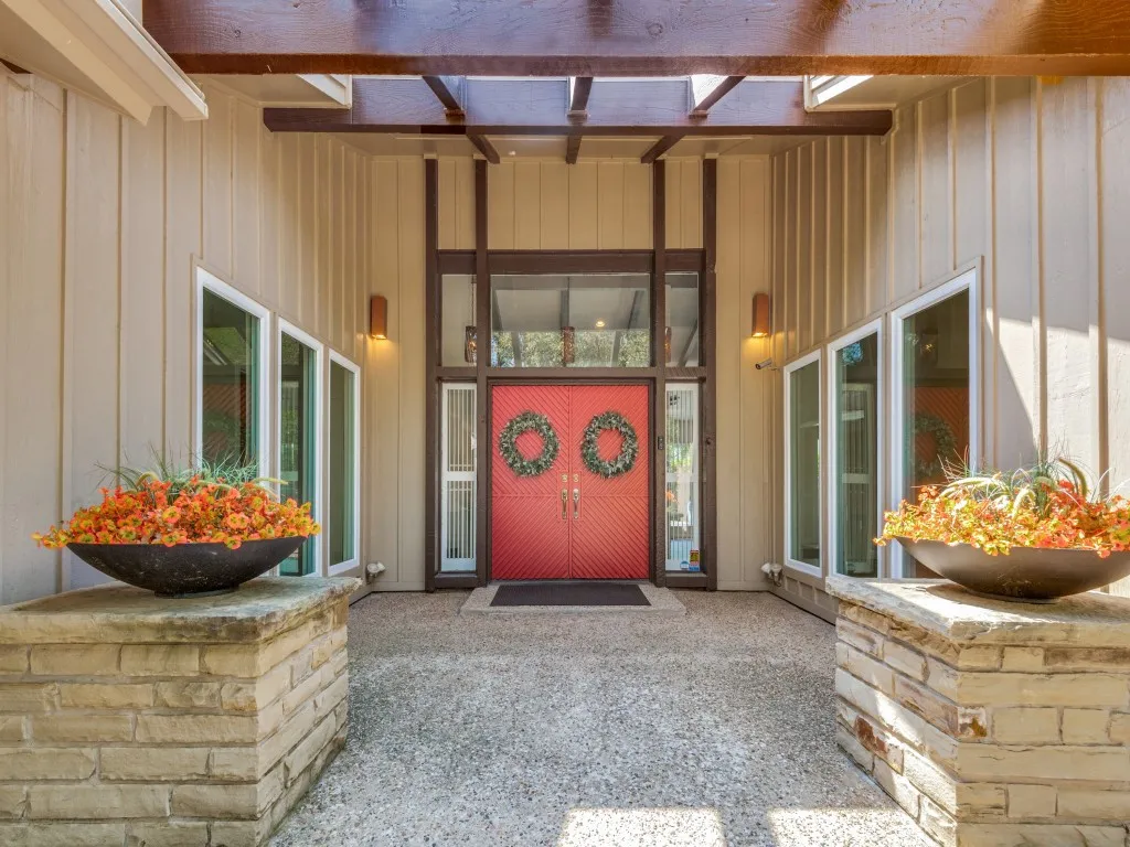 This is a welcoming and inviting entryway, showcasing the charm and elegance of a beautifully designed home. The space is well-lit and thoughtfully arranged, creating a warm and inviting atmosphere for all who enter.