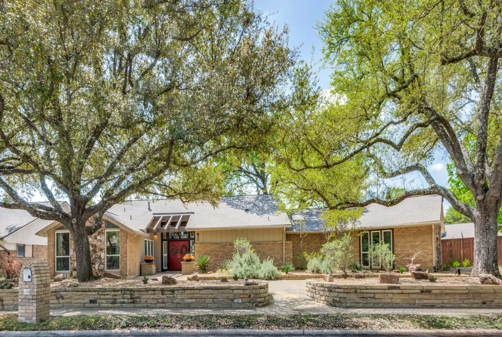 Single Family Residence For Sale in Dallas County , 108 Wellesley Drive, Irving, Texas 75062, 4 Bedroom, 3 Bathroom, 2 Garage spaces, 3,177 Sqft, built in 1975, Preowned, mls#21186451, Real Estate Agent in Irving, Homes For Sale in Dallas county, Homes For Sale in Irving, Realtor in Irving Texas, Real Estate Brokerage Independent Realty Texas, Luminita Cordes Realtor