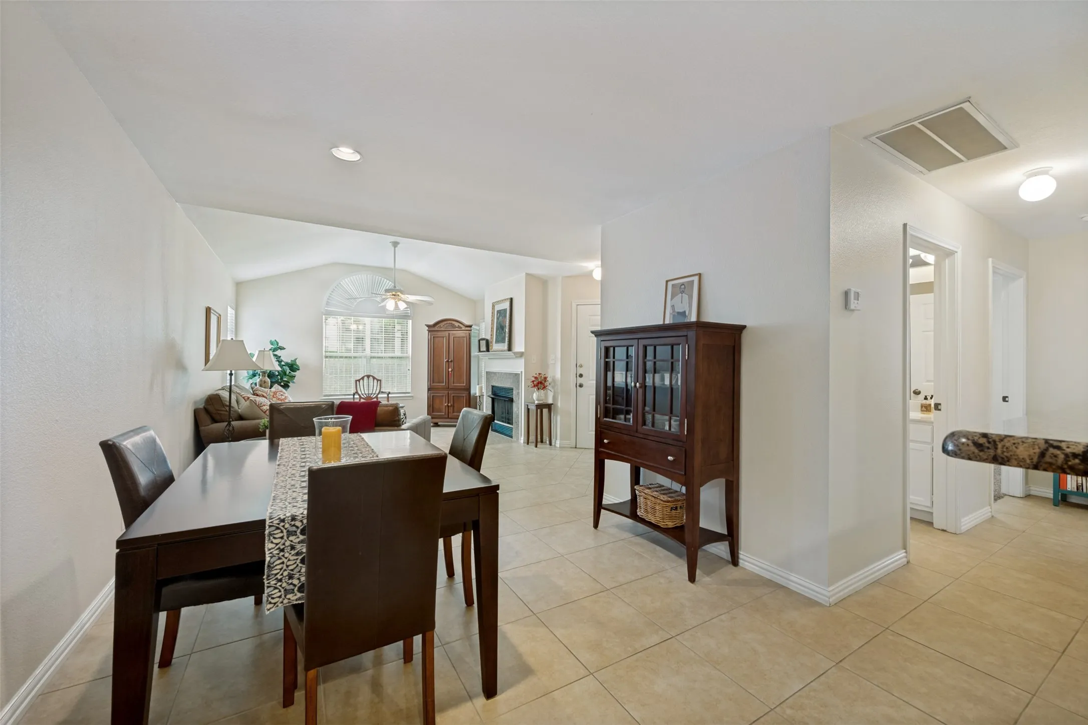 Condominium For Sale in Tarrant County , 6124 Haley Lane, Fort Worth, Texas 76132, 2 Bedroom, 2 Bathroom, 2 Garage spaces, 1,166 Sqft, built in 1997, mls#21220061, Real Estate Agent in Fort Worth, Homes For Sale in Tarrant county, Homes For Sale in Fort Worth, Realtor in Fort Worth Texas, Real Estate Brokerage Independent Realty Texas, Luminita Cordes Realtor