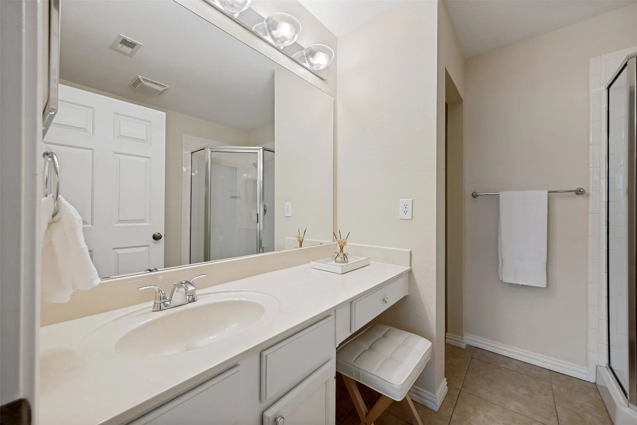 Condominium For Sale in Tarrant County , 6124 Haley Lane, Fort Worth, Texas 76132, 2 Bedroom, 2 Bathroom, 2 Garage spaces, 1,166 Sqft, built in 1997, mls#21220061, Real Estate Agent in Fort Worth, Homes For Sale in Tarrant county, Homes For Sale in Fort Worth, Realtor in Fort Worth Texas, Real Estate Brokerage Independent Realty Texas, Luminita Cordes Realtor