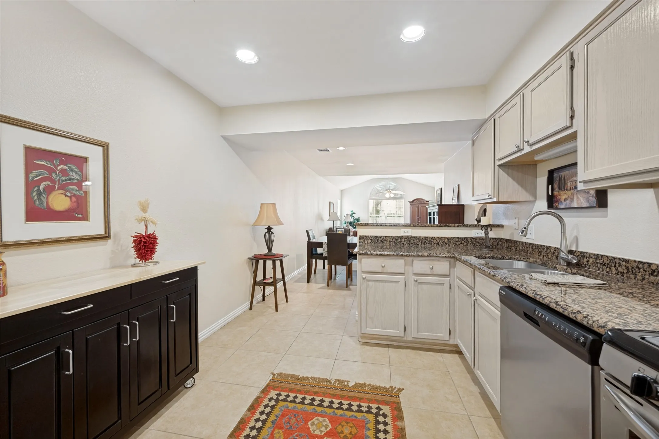 Condominium For Sale in Tarrant County , 6124 Haley Lane, Fort Worth, Texas 76132, 2 Bedroom, 2 Bathroom, 2 Garage spaces, 1,166 Sqft, built in 1997, mls#21220061, Real Estate Agent in Fort Worth, Homes For Sale in Tarrant county, Homes For Sale in Fort Worth, Realtor in Fort Worth Texas, Real Estate Brokerage Independent Realty Texas, Luminita Cordes Realtor