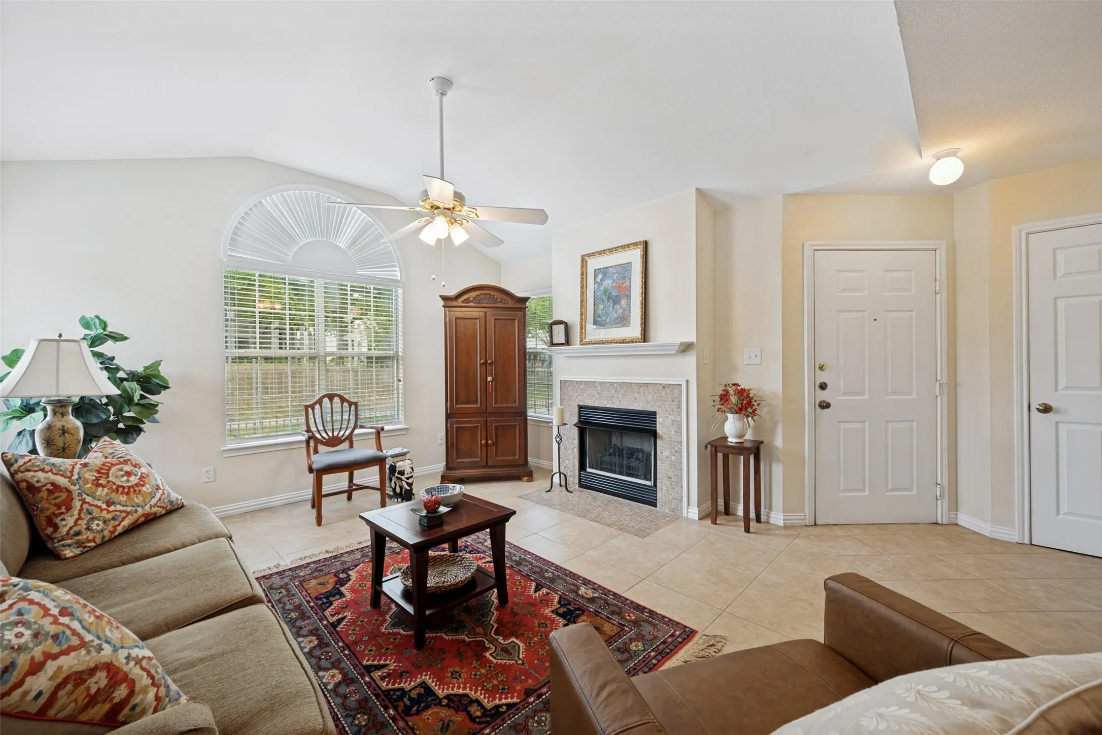 Condominium For Sale in Tarrant County , 6124 Haley Lane, Fort Worth, Texas 76132, 2 Bedroom, 2 Bathroom, 2 Garage spaces, 1,166 Sqft, built in 1997, mls#21220061, Real Estate Agent in Fort Worth, Homes For Sale in Tarrant county, Homes For Sale in Fort Worth, Realtor in Fort Worth Texas, Real Estate Brokerage Independent Realty Texas, Luminita Cordes Realtor