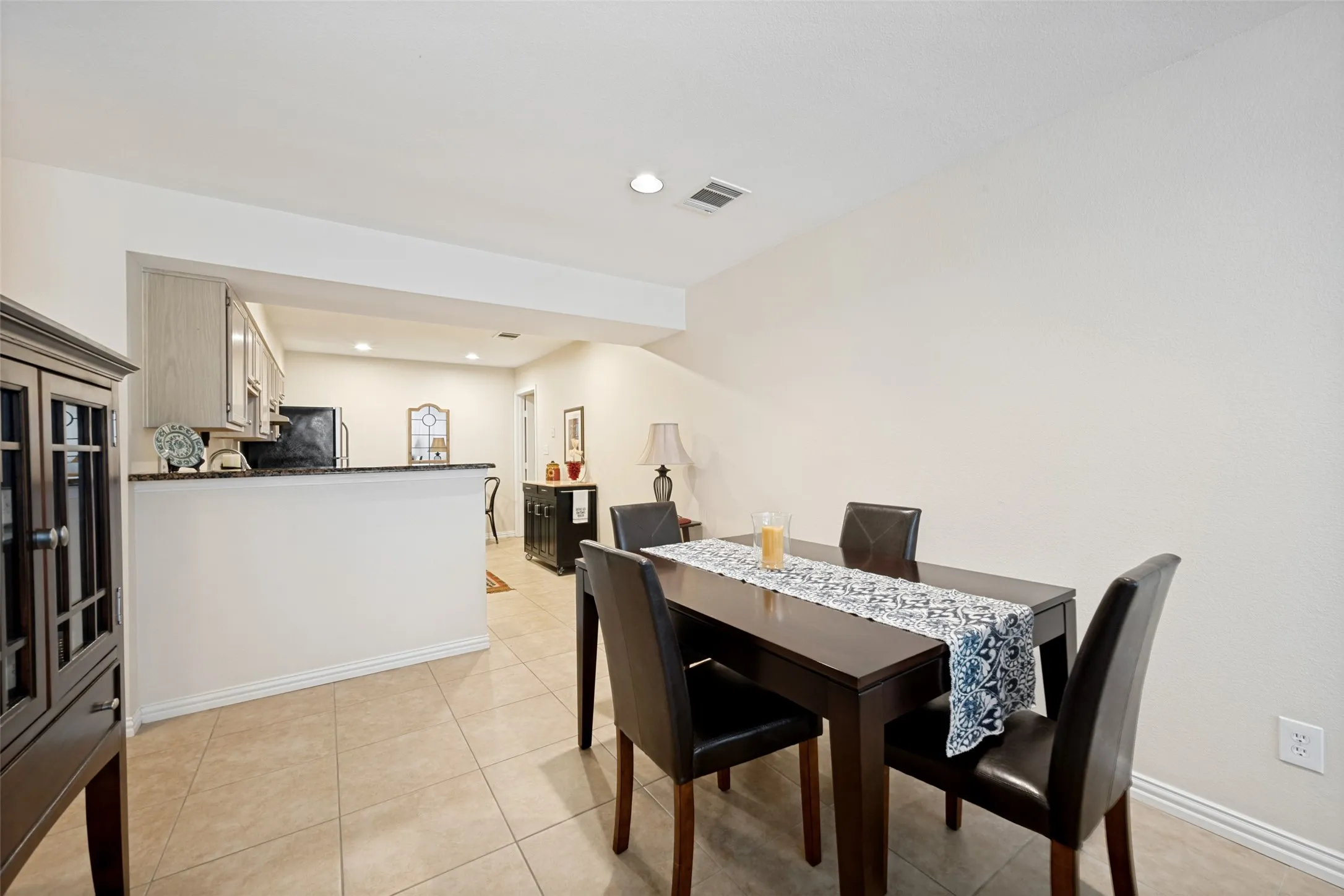 Condominium For Sale in Tarrant County , 6124 Haley Lane, Fort Worth, Texas 76132, 2 Bedroom, 2 Bathroom, 2 Garage spaces, 1,166 Sqft, built in 1997, mls#21220061, Real Estate Agent in Fort Worth, Homes For Sale in Tarrant county, Homes For Sale in Fort Worth, Realtor in Fort Worth Texas, Real Estate Brokerage Independent Realty Texas, Luminita Cordes Realtor