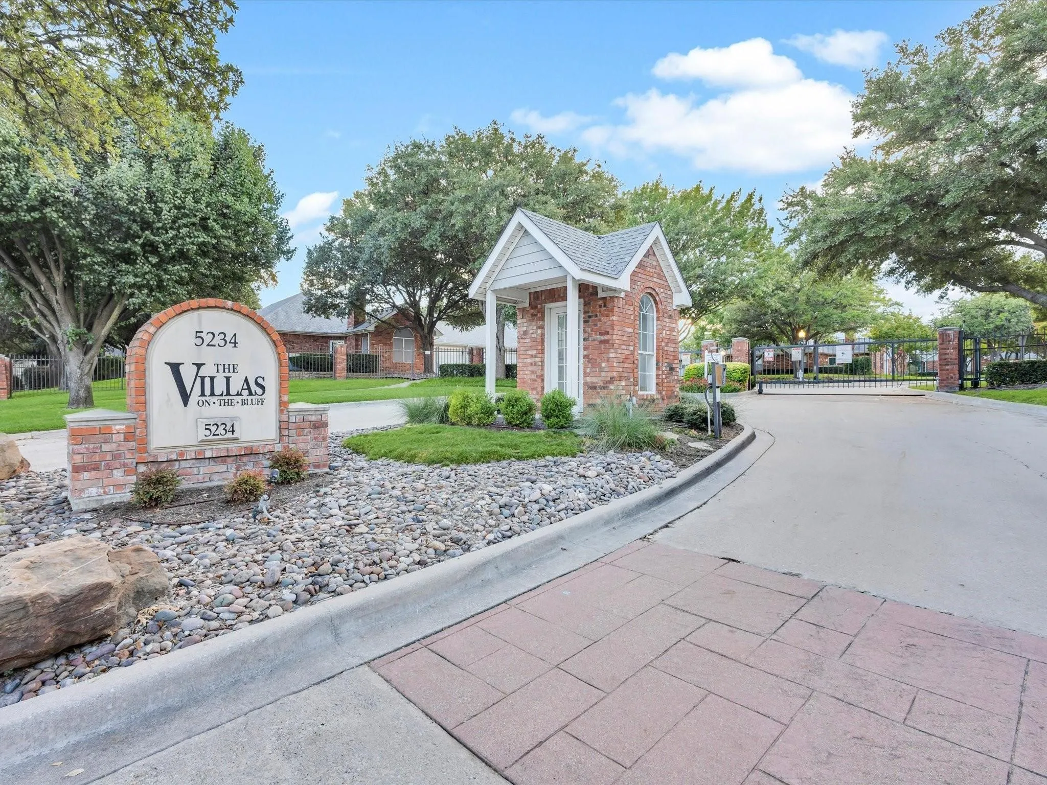 Condominium For Sale in Tarrant County , 6124 Haley Lane, Fort Worth, Texas 76132, 2 Bedroom, 2 Bathroom, 2 Garage spaces, 1,166 Sqft, built in 1997, mls#21220061, Real Estate Agent in Fort Worth, Homes For Sale in Tarrant county, Homes For Sale in Fort Worth, Realtor in Fort Worth Texas, Real Estate Brokerage Independent Realty Texas, Luminita Cordes Realtor