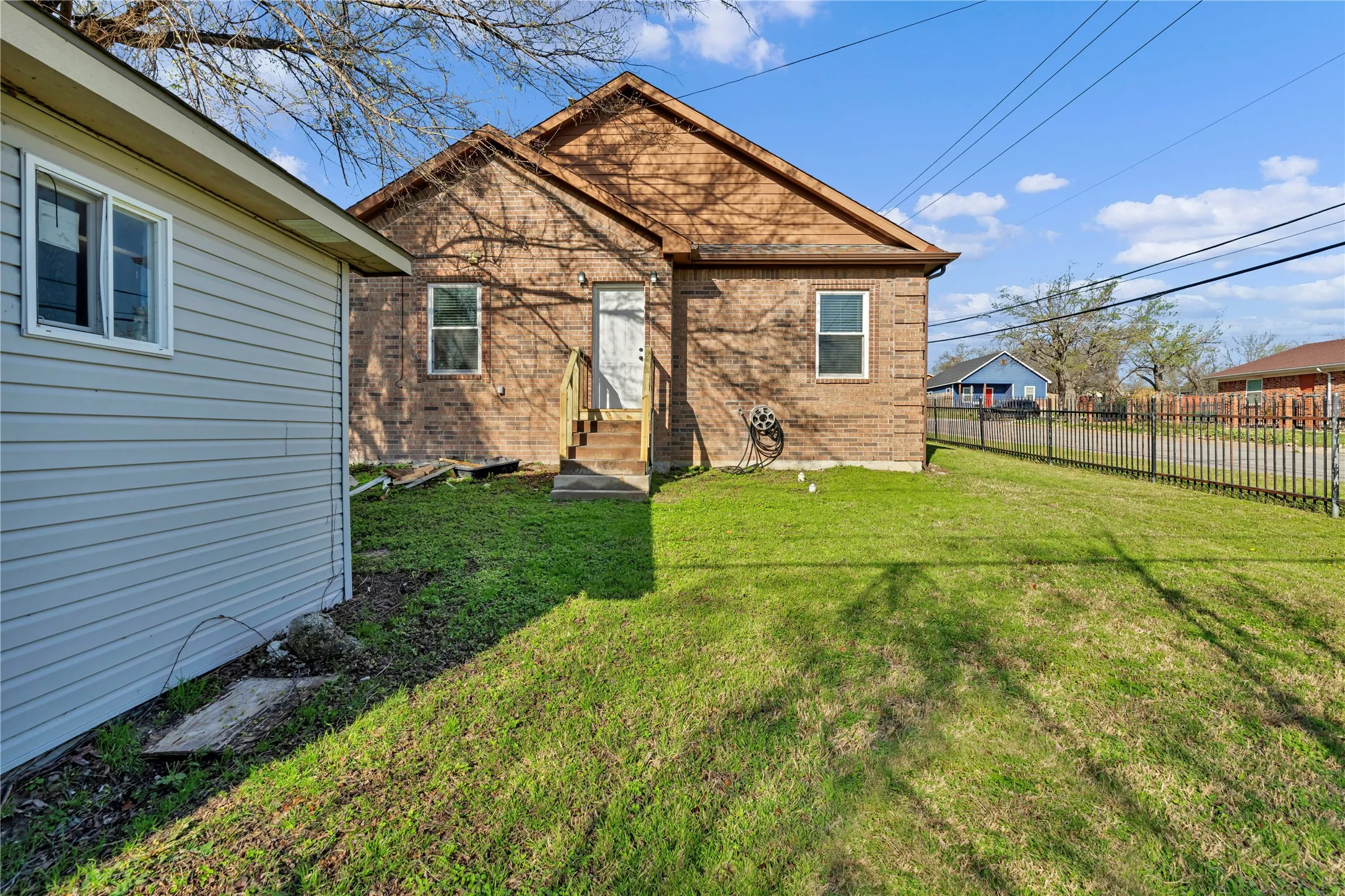 Single Family Residence For Sale in Tarrant County , 3022 Loving Avenue, Fort Worth, Texas 76106, 4 Bedroom, 2 Bathroom, Garage spaces, 2,047 Sqft, built in 2010, mls#21220343, Real Estate Agent in Fort Worth, Homes For Sale in Tarrant county, Homes For Sale in Fort Worth, Realtor in Fort Worth Texas, Real Estate Brokerage Independent Realty Texas, Luminita Cordes Realtor