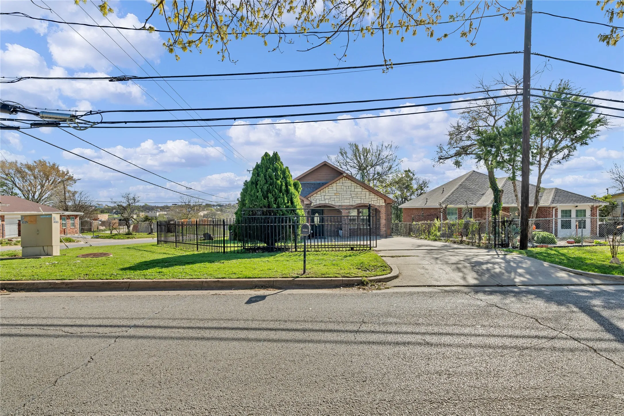 Single Family Residence For Sale in Tarrant County , 3022 Loving Avenue, Fort Worth, Texas 76106, 4 Bedroom, 2 Bathroom, Garage spaces, 2,047 Sqft, built in 2010, mls#21220343, Real Estate Agent in Fort Worth, Homes For Sale in Tarrant county, Homes For Sale in Fort Worth, Realtor in Fort Worth Texas, Real Estate Brokerage Independent Realty Texas, Luminita Cordes Realtor