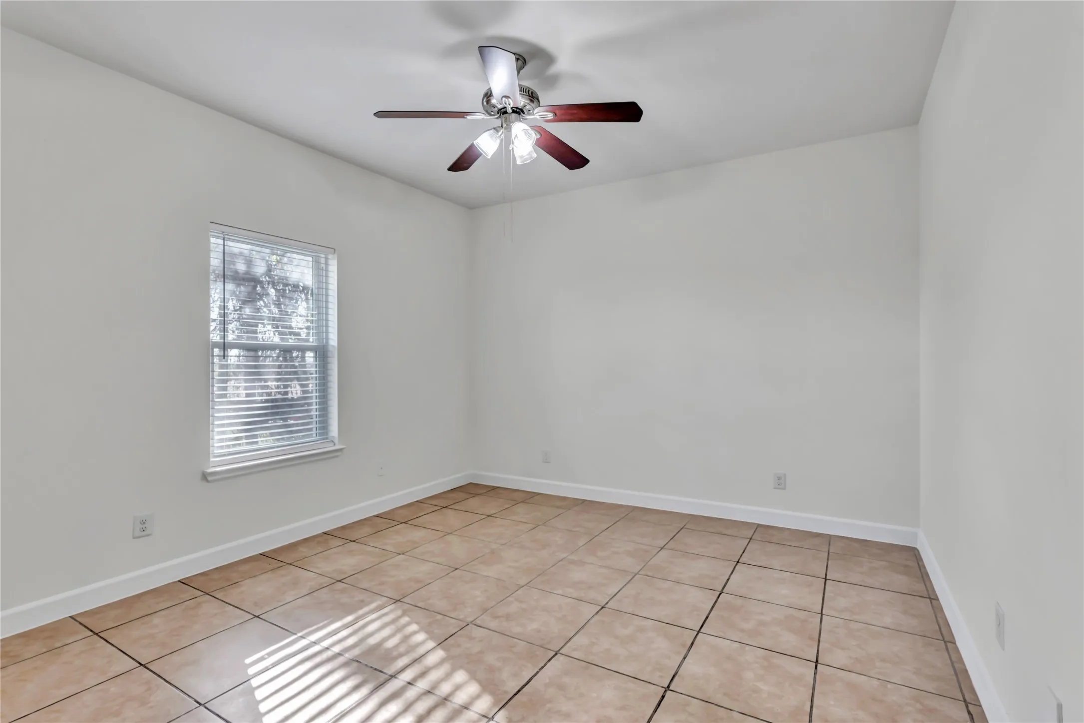 Single Family Residence For Sale in Tarrant County , 3022 Loving Avenue, Fort Worth, Texas 76106, 4 Bedroom, 2 Bathroom, Garage spaces, 2,047 Sqft, built in 2010, mls#21220343, Real Estate Agent in Fort Worth, Homes For Sale in Tarrant county, Homes For Sale in Fort Worth, Realtor in Fort Worth Texas, Real Estate Brokerage Independent Realty Texas, Luminita Cordes Realtor
