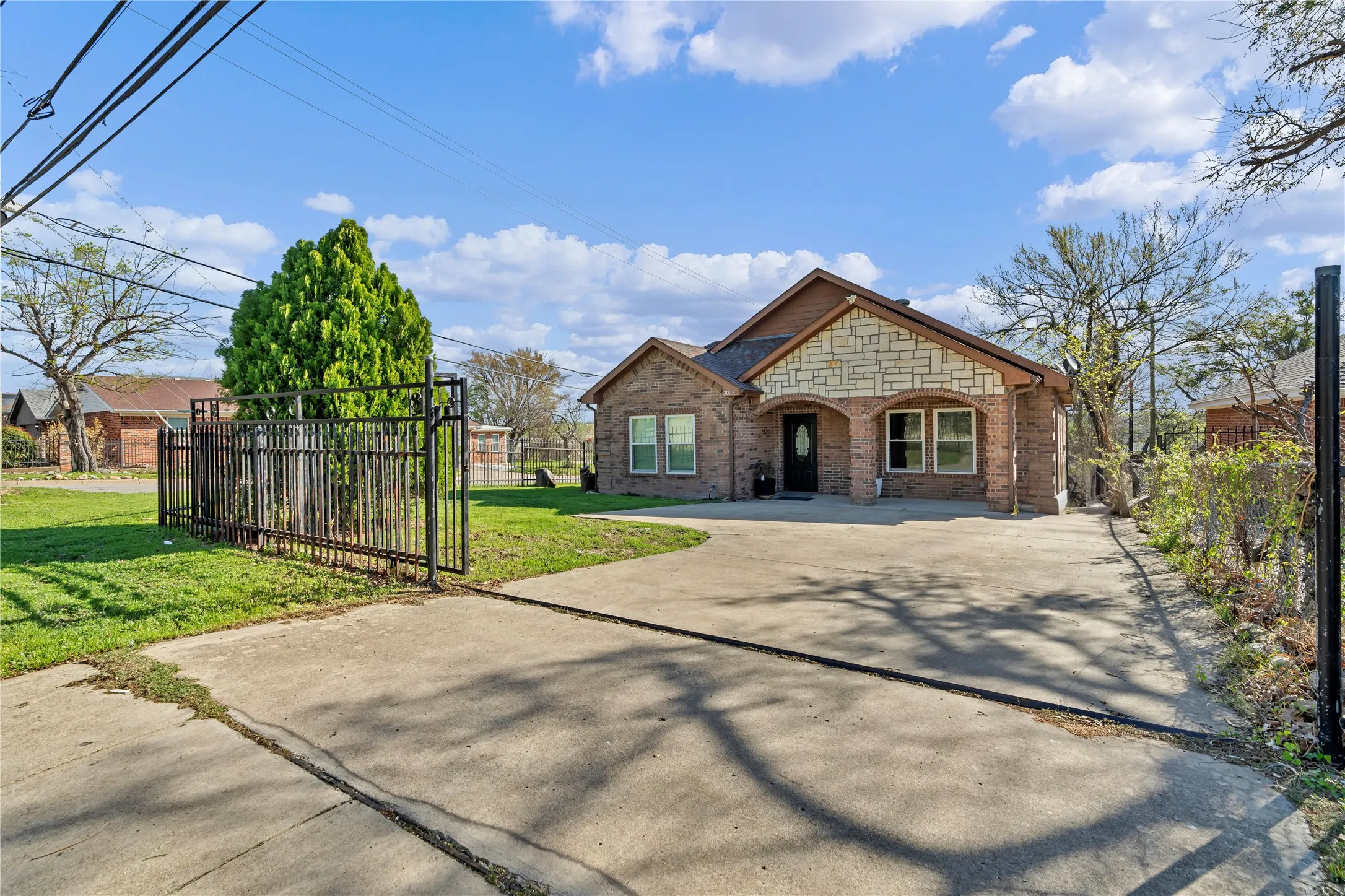 Single Family Residence For Sale in Tarrant County , 3022 Loving Avenue, Fort Worth, Texas 76106, 4 Bedroom, 2 Bathroom, Garage spaces, 2,047 Sqft, built in 2010, mls#21220343, Real Estate Agent in Fort Worth, Homes For Sale in Tarrant county, Homes For Sale in Fort Worth, Realtor in Fort Worth Texas, Real Estate Brokerage Independent Realty Texas, Luminita Cordes Realtor