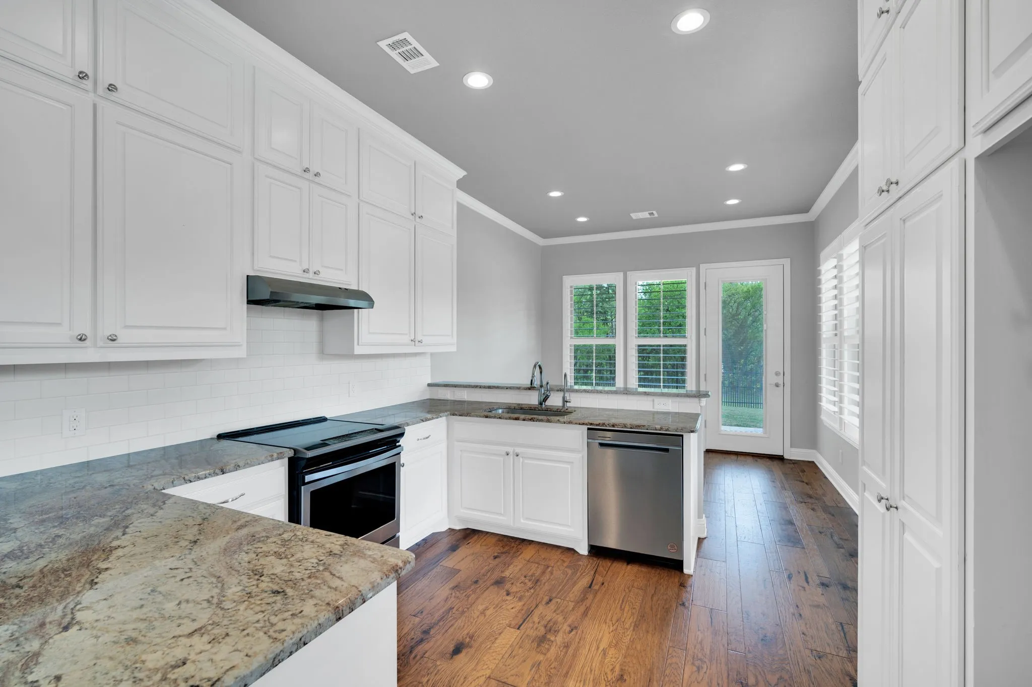 Single Family Residence For Sale in Ellis County , 136 Sullivan Way, Waxahachie, Texas 75167, 5 Bedroom, 5 Bathroom, 5 Garage spaces, 3,922 Sqft, built in 2017, Preowned, mls#21214812, Real Estate Agent in Waxahachie, Homes For Sale in Ellis county, Homes For Sale in Waxahachie, Realtor in Waxahachie Texas, Real Estate Brokerage Independent Realty Texas, Luminita Cordes Realtor