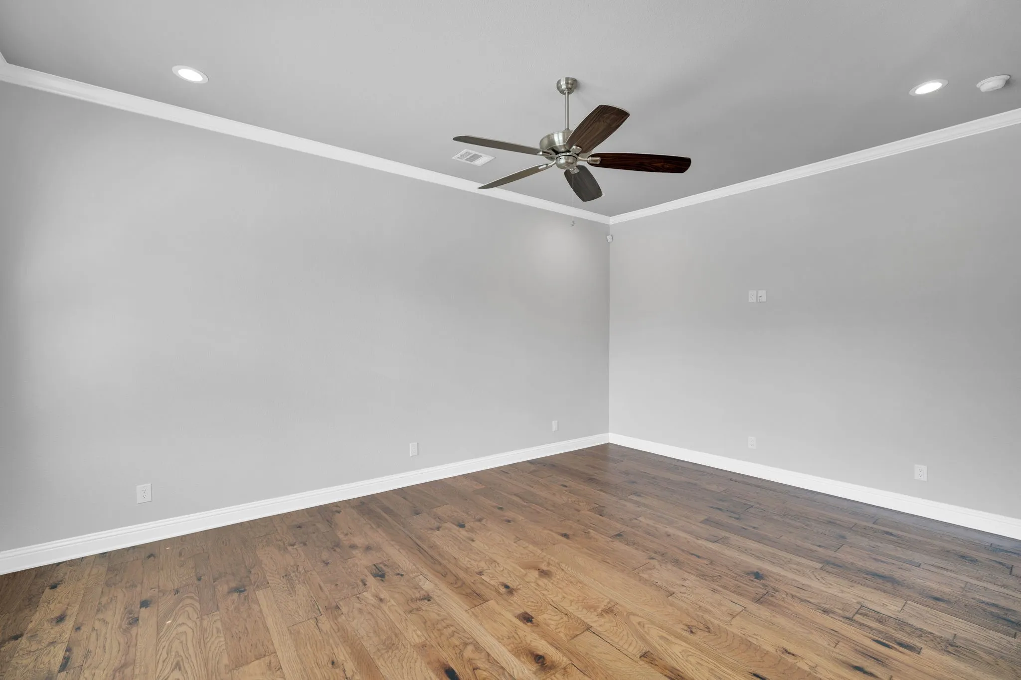 Single Family Residence For Sale in Ellis County , 136 Sullivan Way, Waxahachie, Texas 75167, 5 Bedroom, 5 Bathroom, 5 Garage spaces, 3,922 Sqft, built in 2017, Preowned, mls#21214812, Real Estate Agent in Waxahachie, Homes For Sale in Ellis county, Homes For Sale in Waxahachie, Realtor in Waxahachie Texas, Real Estate Brokerage Independent Realty Texas, Luminita Cordes Realtor