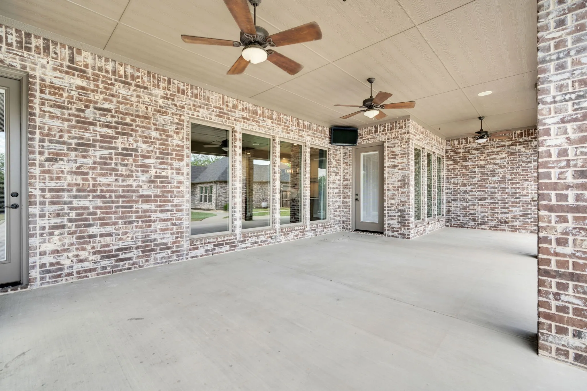 Single Family Residence For Sale in Ellis County , 136 Sullivan Way, Waxahachie, Texas 75167, 5 Bedroom, 5 Bathroom, 5 Garage spaces, 3,922 Sqft, built in 2017, Preowned, mls#21214812, Real Estate Agent in Waxahachie, Homes For Sale in Ellis county, Homes For Sale in Waxahachie, Realtor in Waxahachie Texas, Real Estate Brokerage Independent Realty Texas, Luminita Cordes Realtor