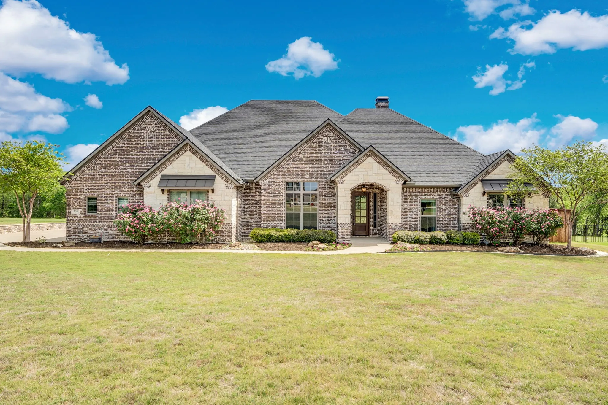 Single Family Residence For Sale in Ellis County , 136 Sullivan Way, Waxahachie, Texas 75167, 5 Bedroom, 5 Bathroom, 5 Garage spaces, 3,922 Sqft, built in 2017, Preowned, mls#21214812, Real Estate Agent in Waxahachie, Homes For Sale in Ellis county, Homes For Sale in Waxahachie, Realtor in Waxahachie Texas, Real Estate Brokerage Independent Realty Texas, Luminita Cordes Realtor