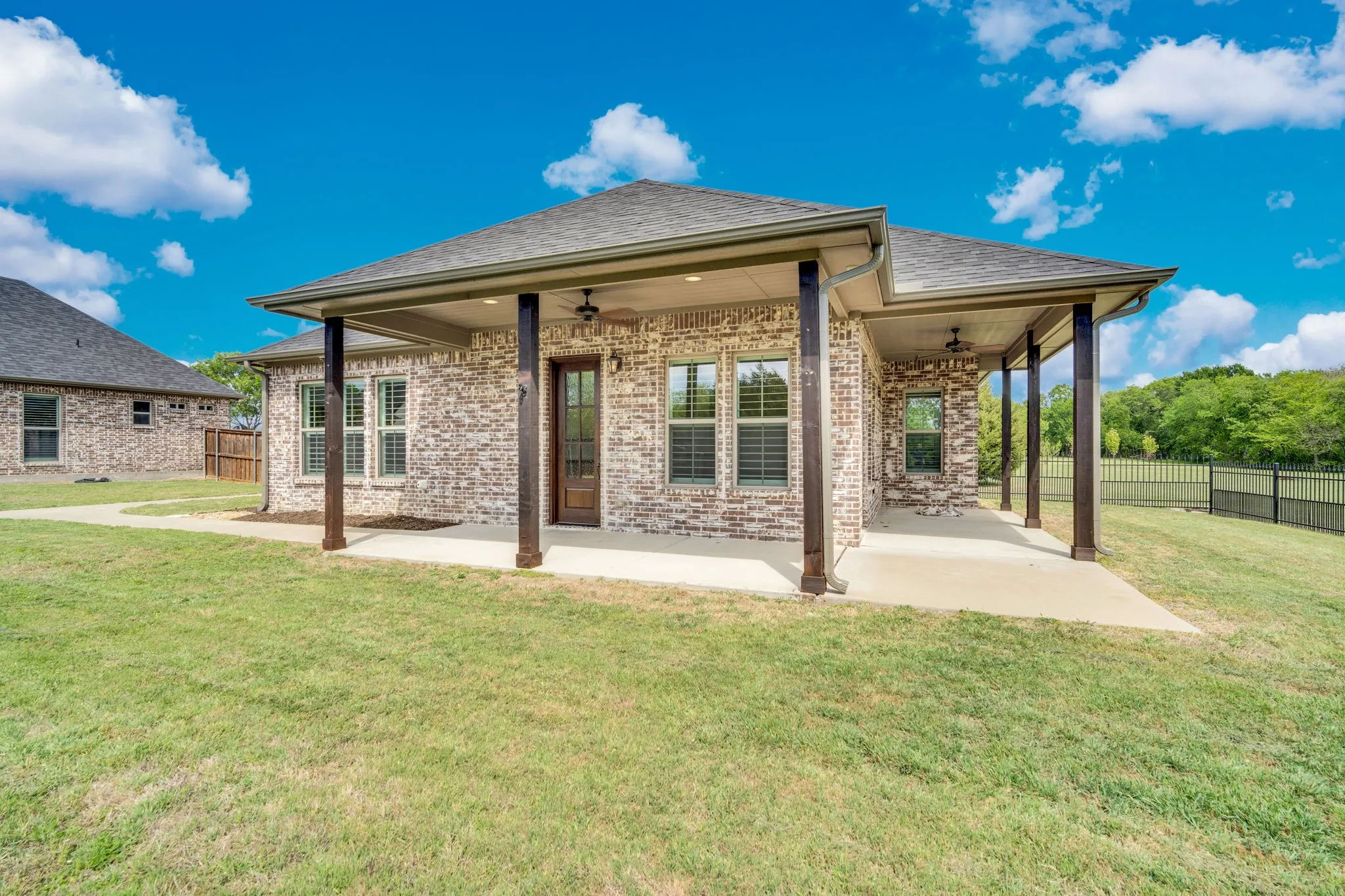 Single Family Residence For Sale in Ellis County , 136 Sullivan Way, Waxahachie, Texas 75167, 5 Bedroom, 5 Bathroom, 5 Garage spaces, 3,922 Sqft, built in 2017, Preowned, mls#21214812, Real Estate Agent in Waxahachie, Homes For Sale in Ellis county, Homes For Sale in Waxahachie, Realtor in Waxahachie Texas, Real Estate Brokerage Independent Realty Texas, Luminita Cordes Realtor
